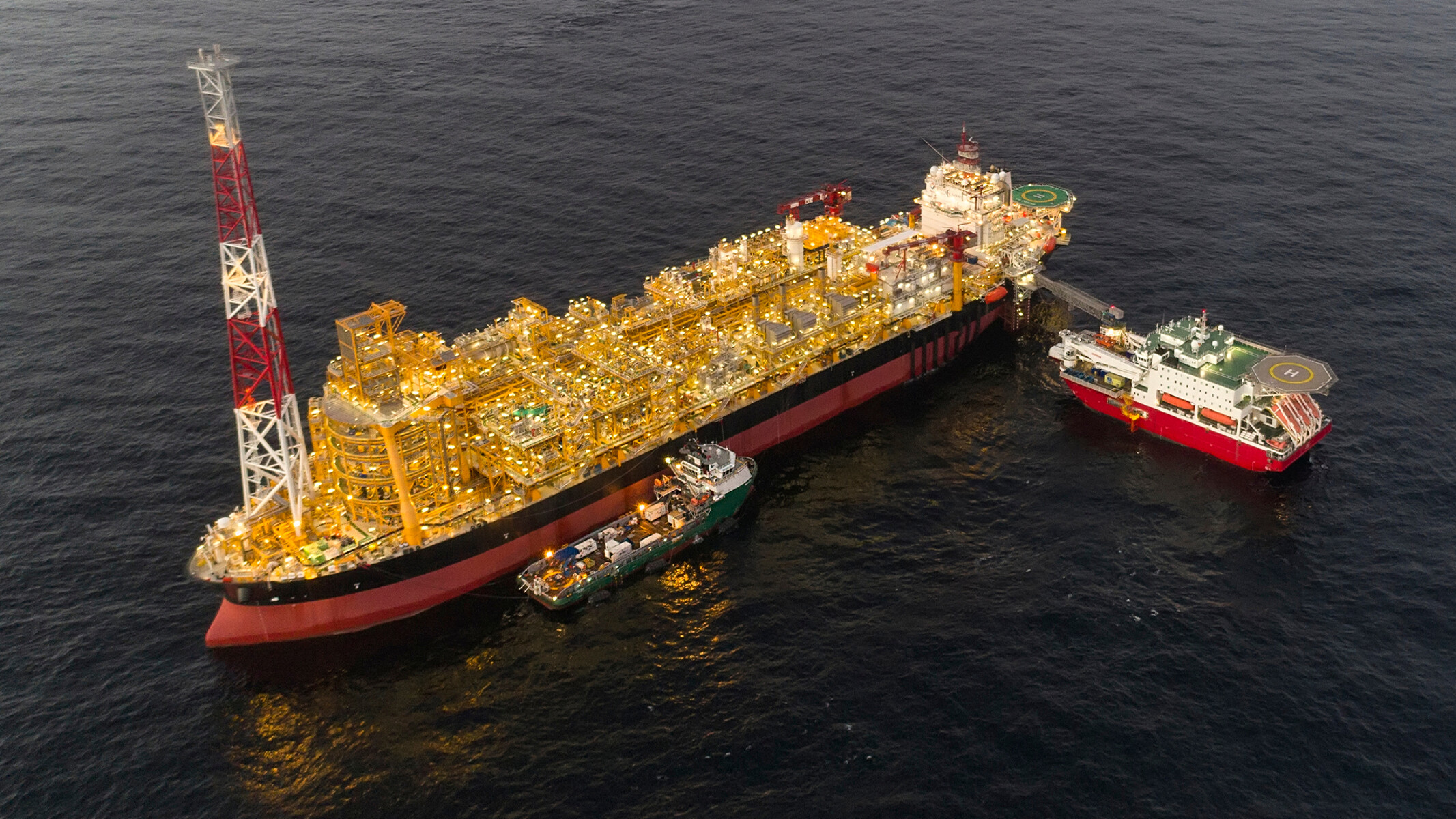 Unité flottante de traitement et de stockage d’hydrocarbures à proximité d’un champ pétrolifère offshore. 