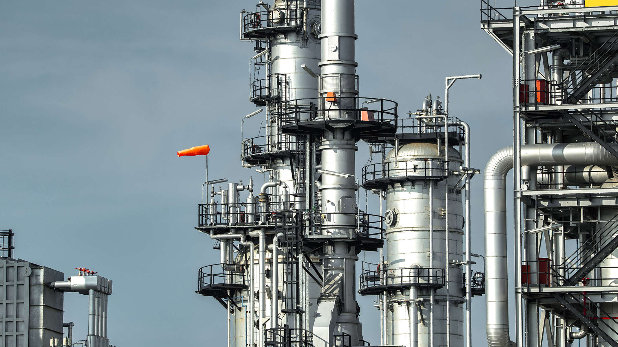 Colonne principale, réacteur et régénérateur d’une unité de craquage catalytique fluide