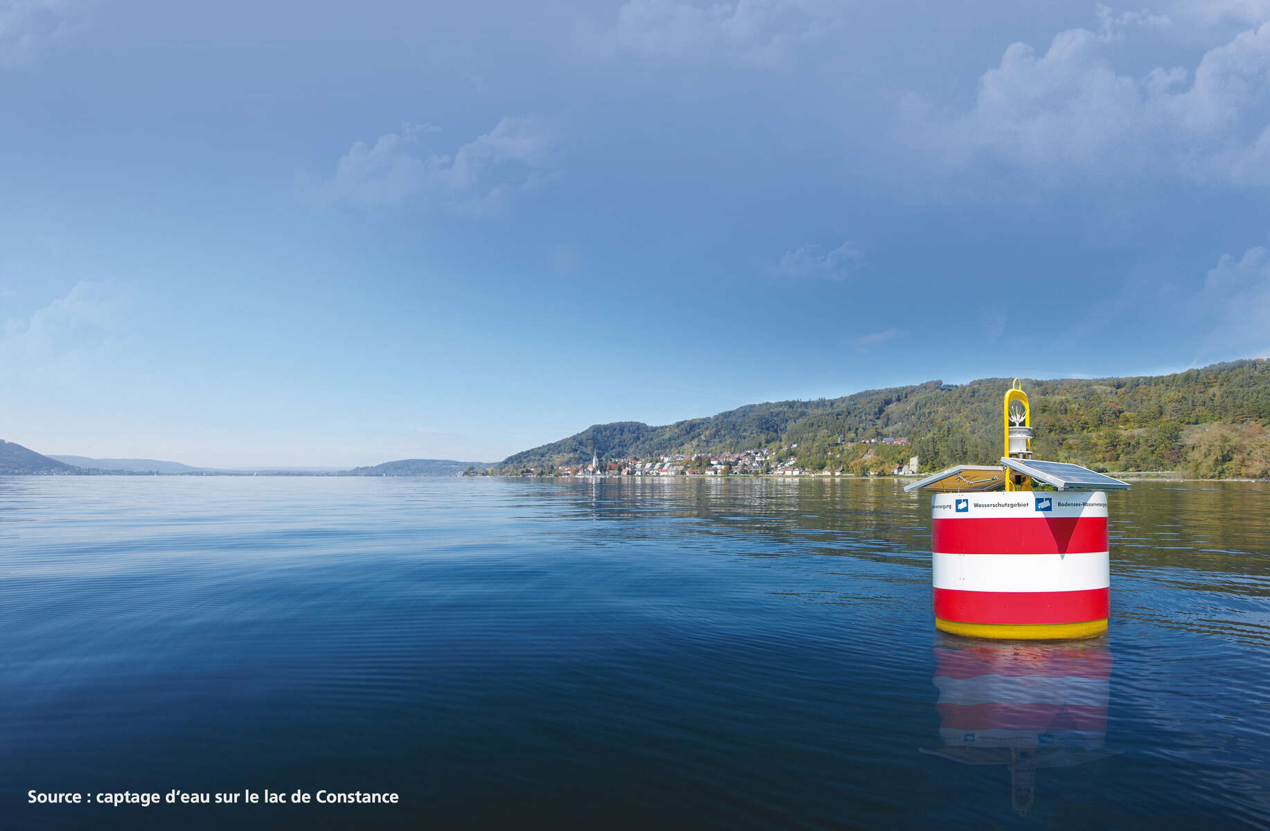 Buoys limit the water protection zone in Lake Constance