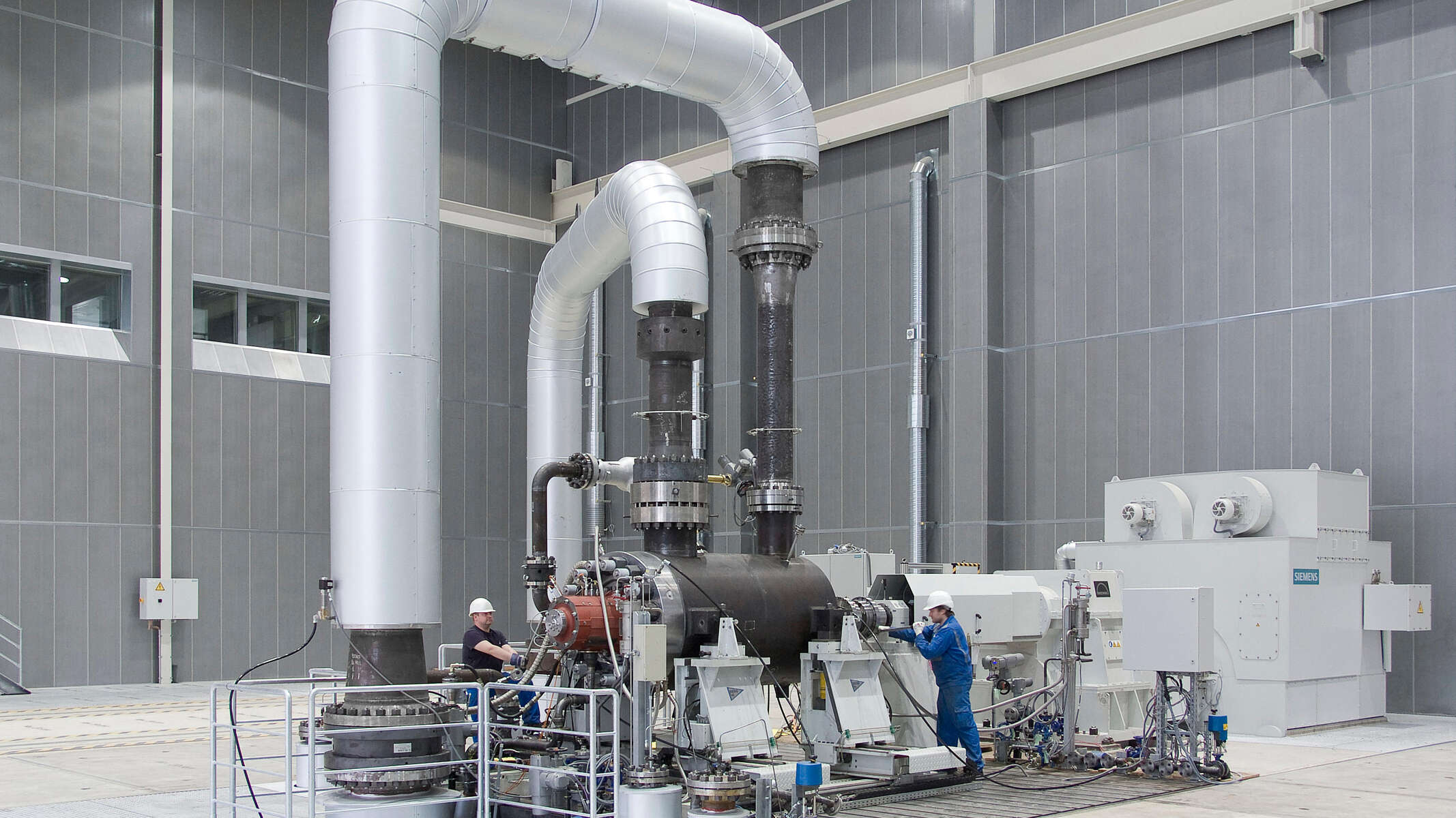 We can test boiler feed pumps at pressures of up to 500 bar and temperatures of up to 230 °C using our production-integrated test facility’s 20-megawatt motor. Plateforme d'essai KSB