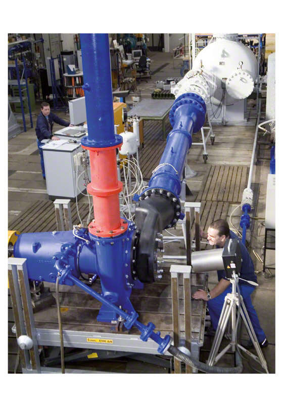 Abb. 3 Pumpenprüffeld: Blick auf geschlossenen Prüfstand (Kavitationsprüfstand)