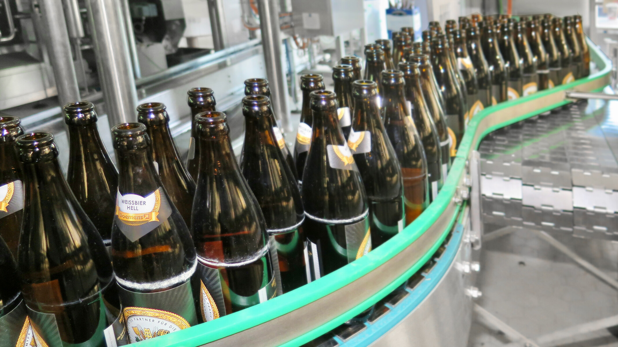 Bier-Abfüllanlage mit Bierflaschen bestückt
