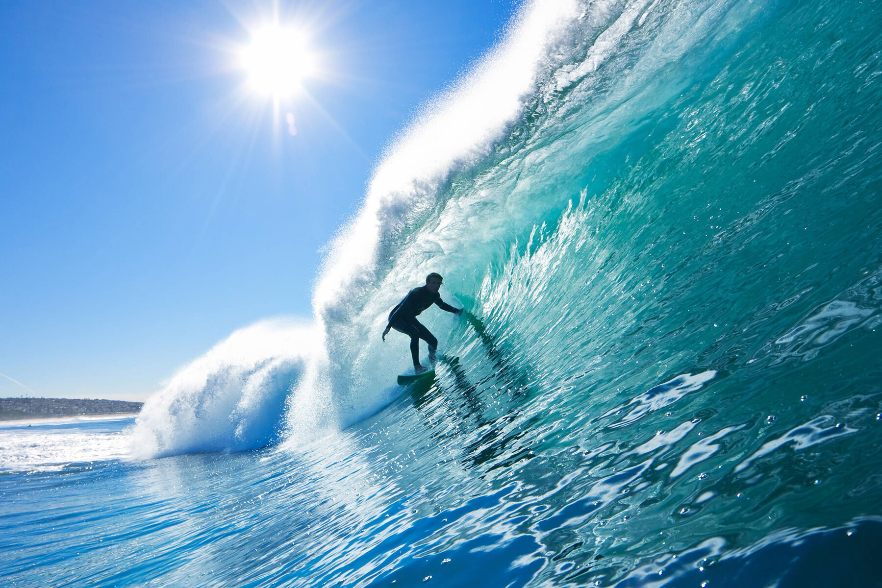   Surfista em uma grande onda