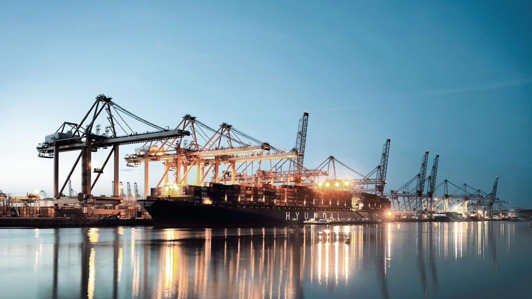 Nave da carico nel porto