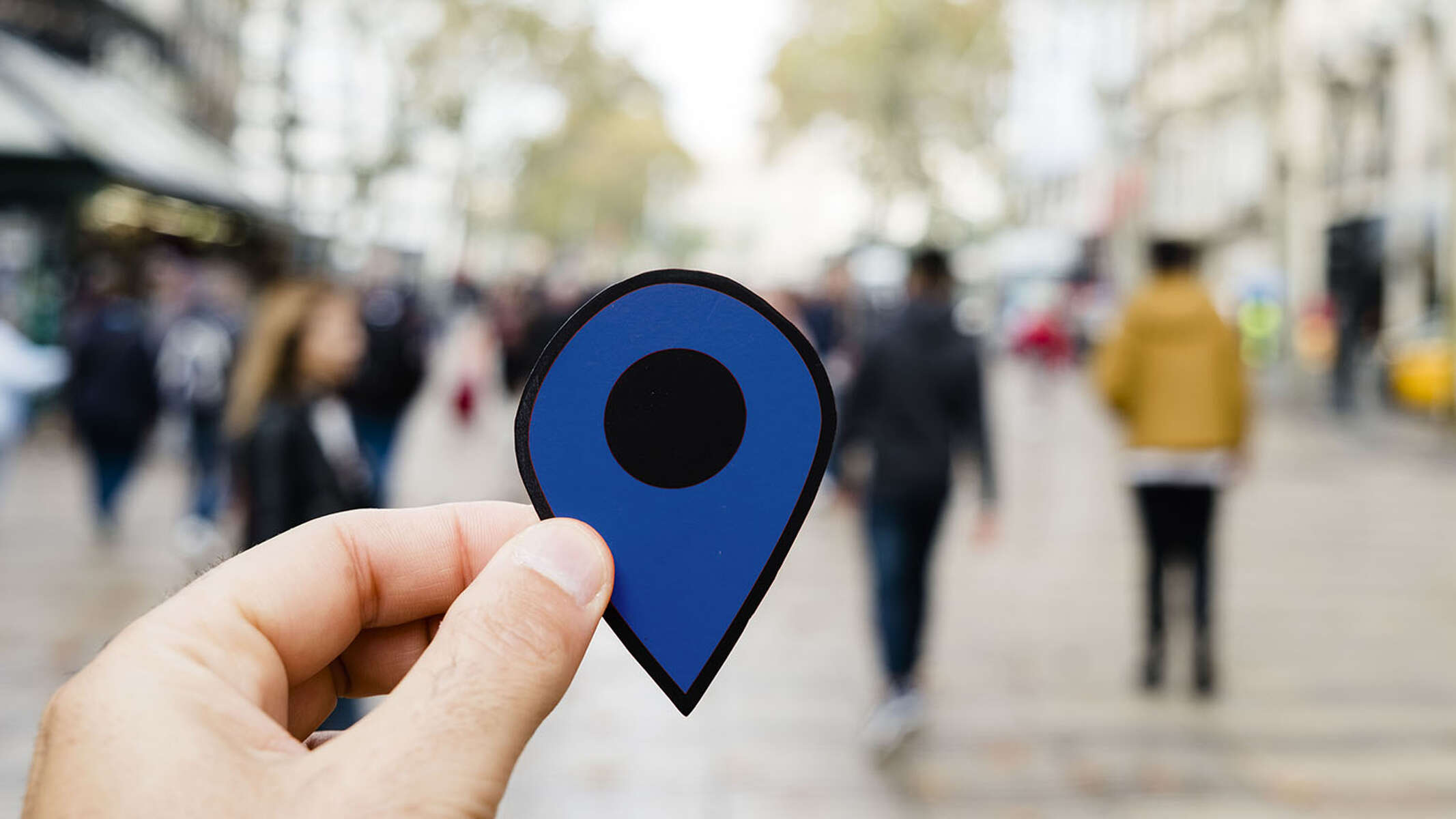 Hand hält Standort-Pfeil