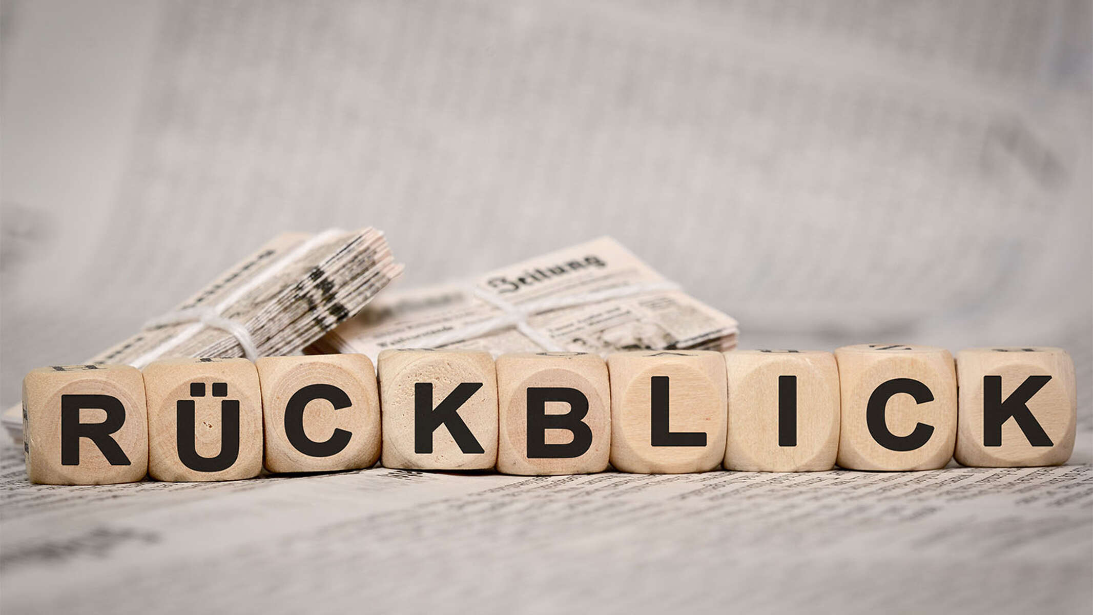 Buchstabenwürfel bilden das Wort Rückblick