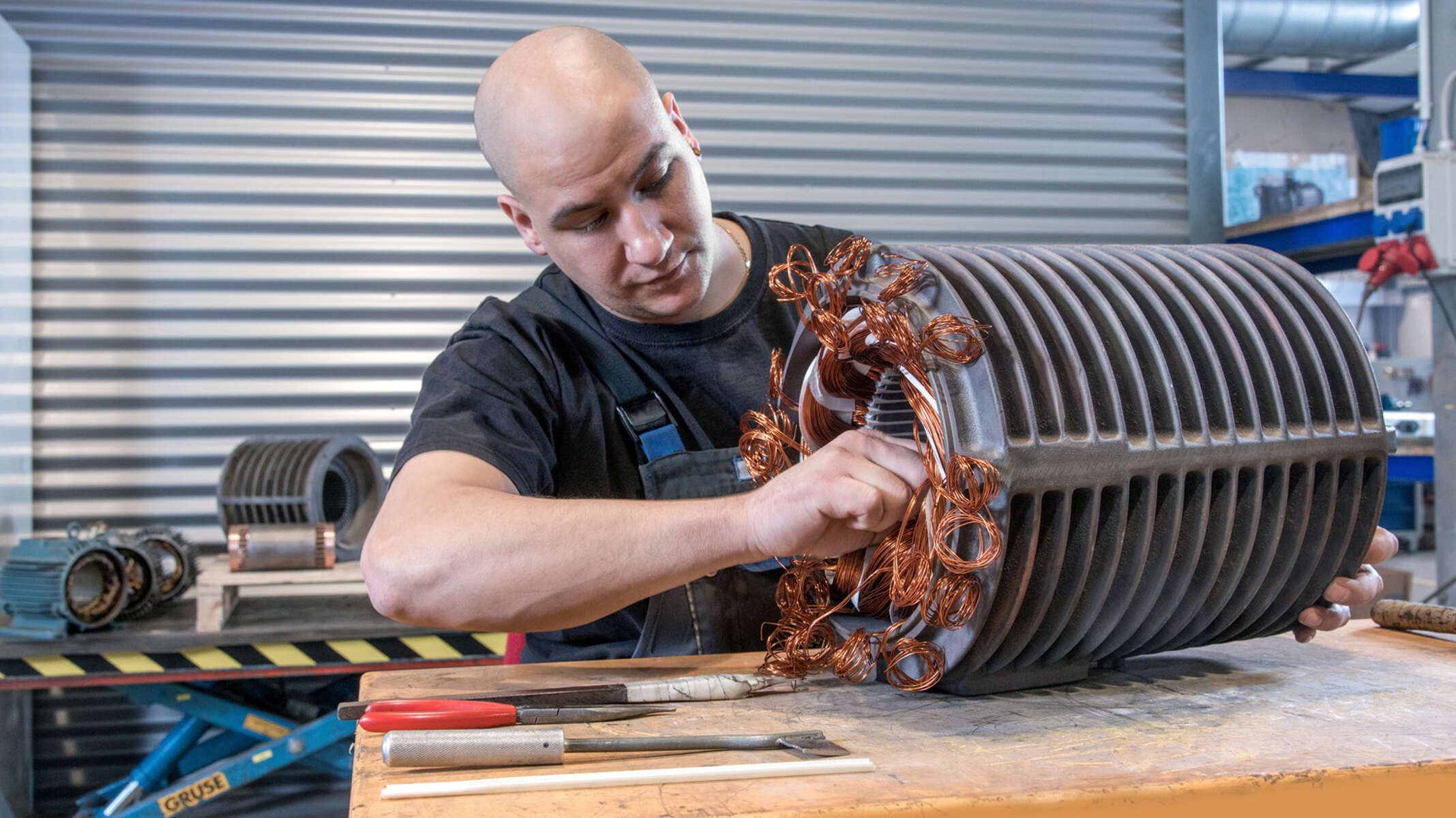 Servicespezialist beim Neuwickeln eines Motors