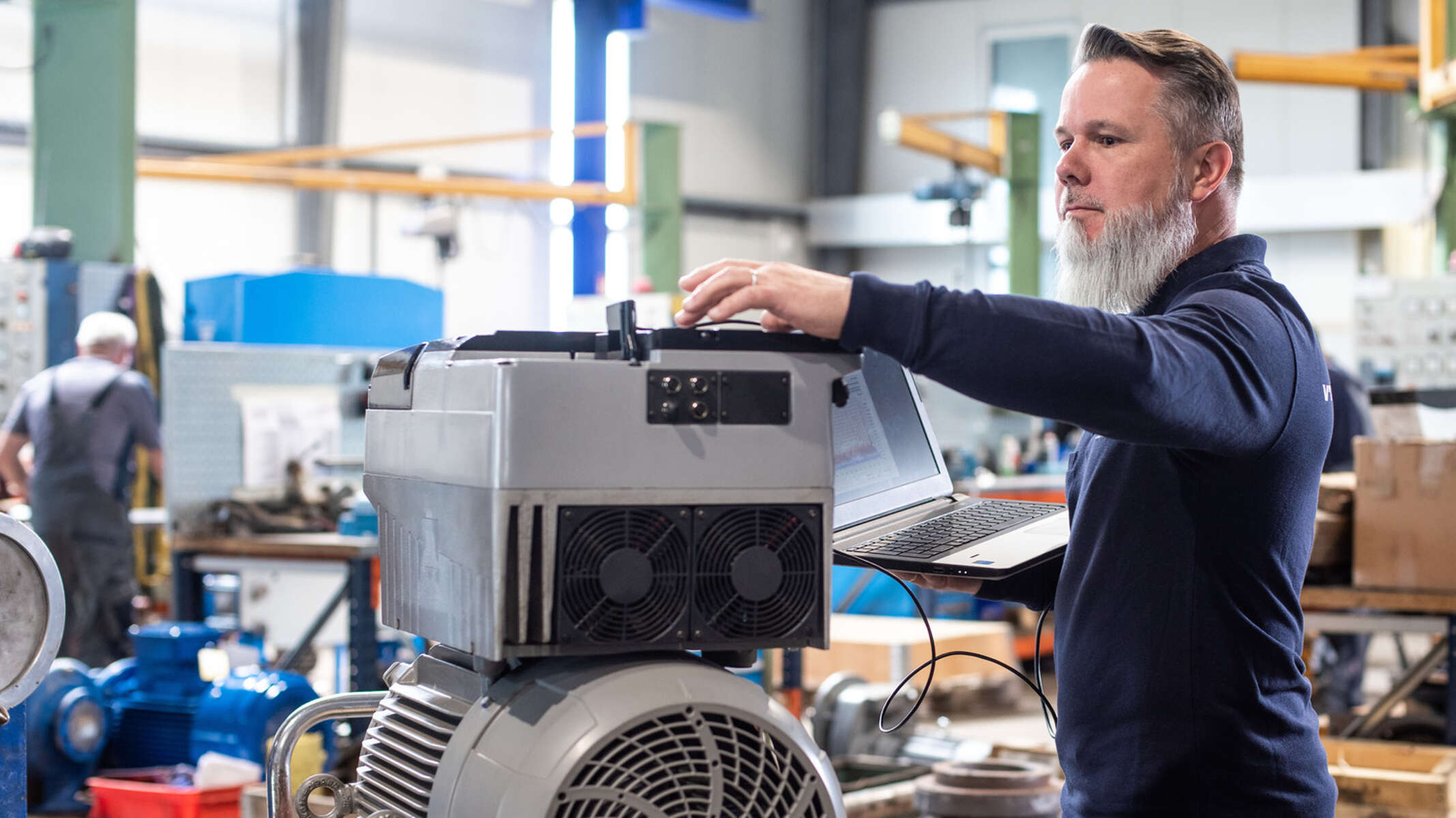 Automationsspezialist beim Parametrieren eines Drehzahlregelsystems