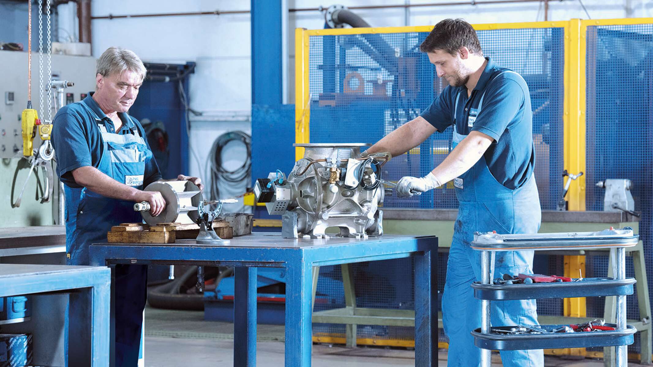 Servicespezialisten setzen Zellenradschleuse von Coperion instand.