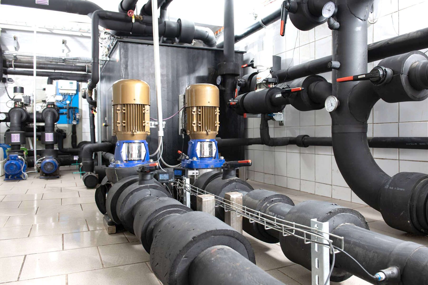Anlage mit Rohrleitungen, Pumpen und Armaturen