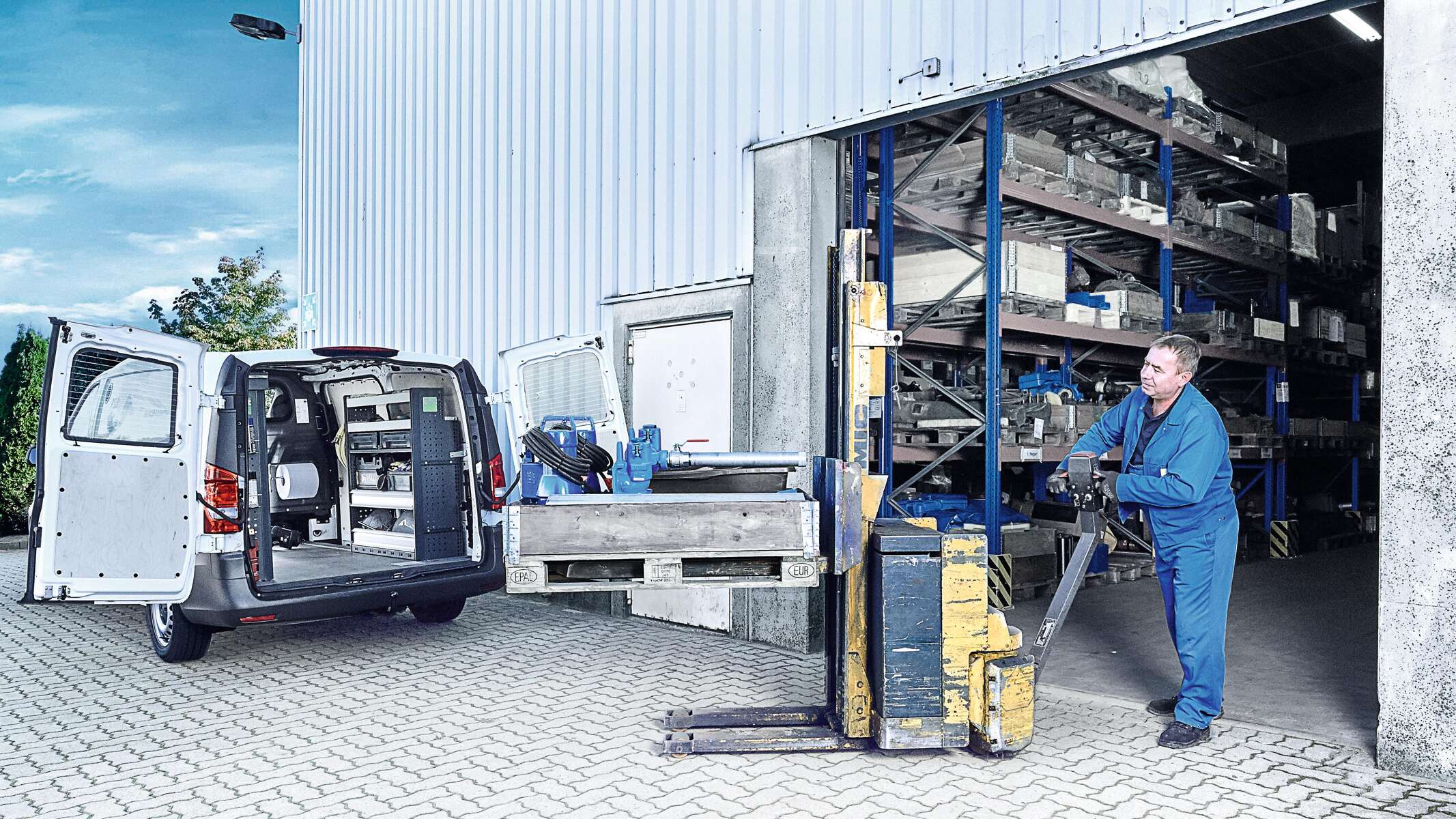 Mitarbeiter belädt Servicefahrzeug