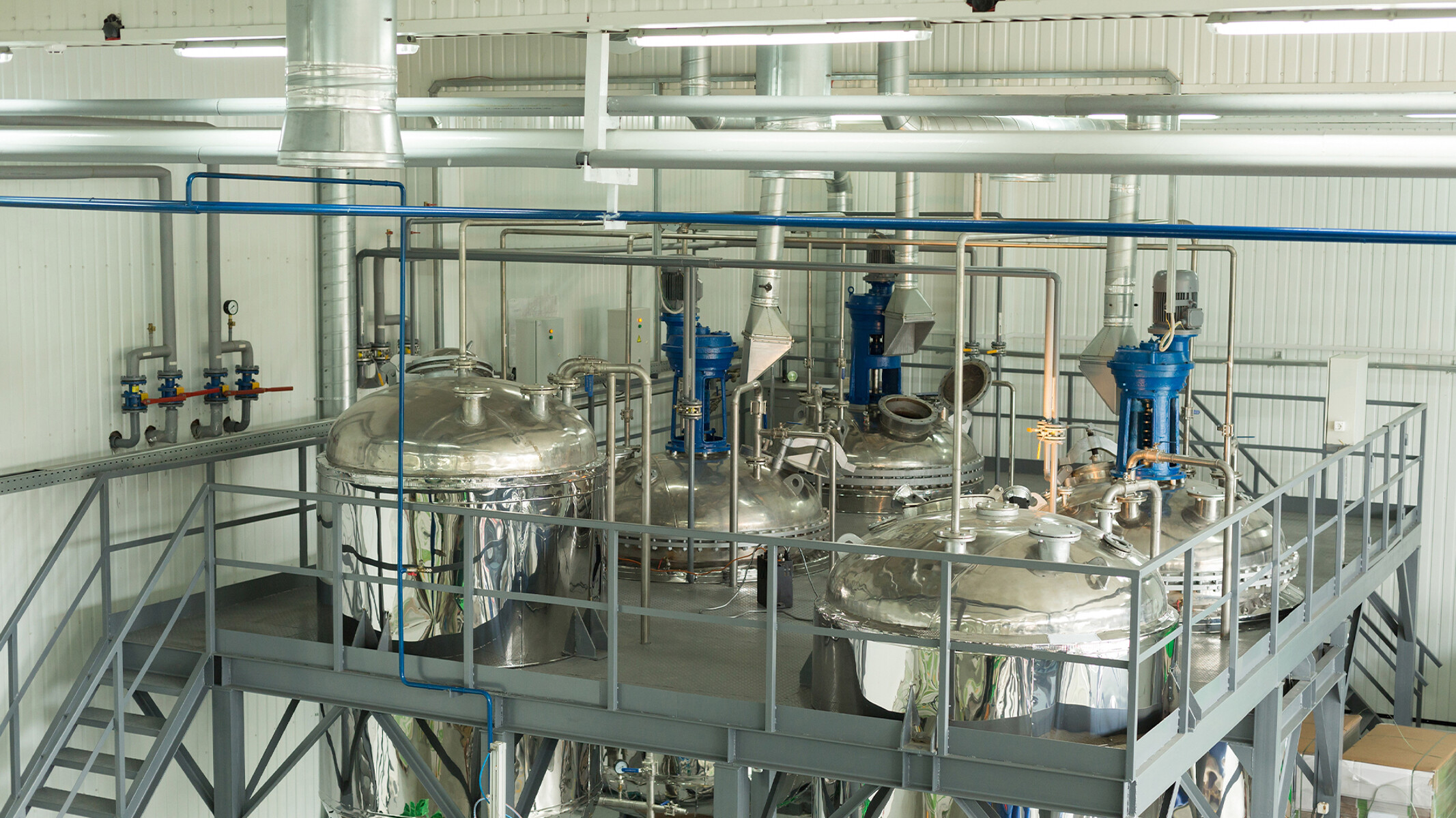 Большие складские резервуары на установке по производству специальной химической продукции 
