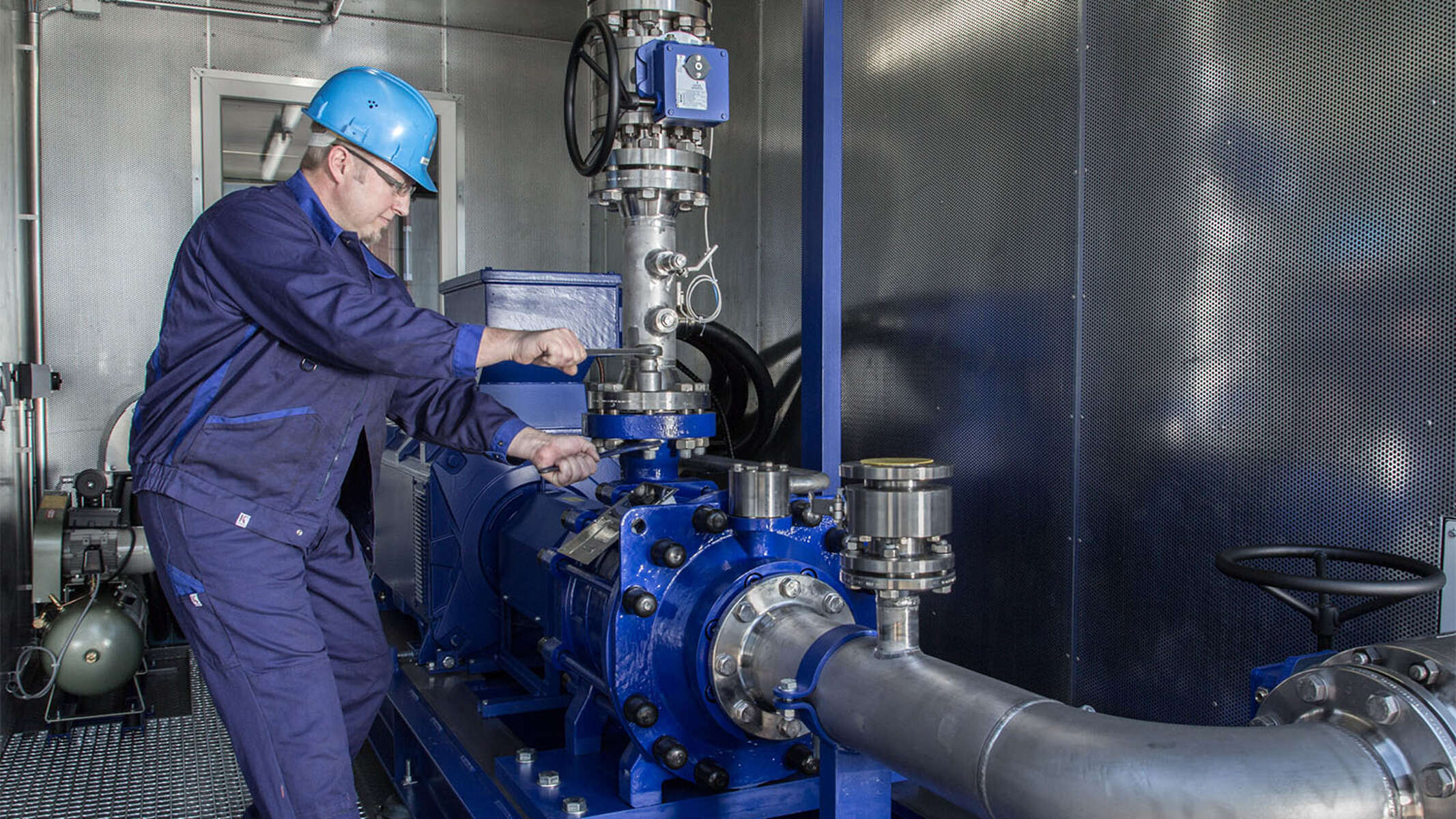 Spezialist finalisiert Pumpensystem in einem Container