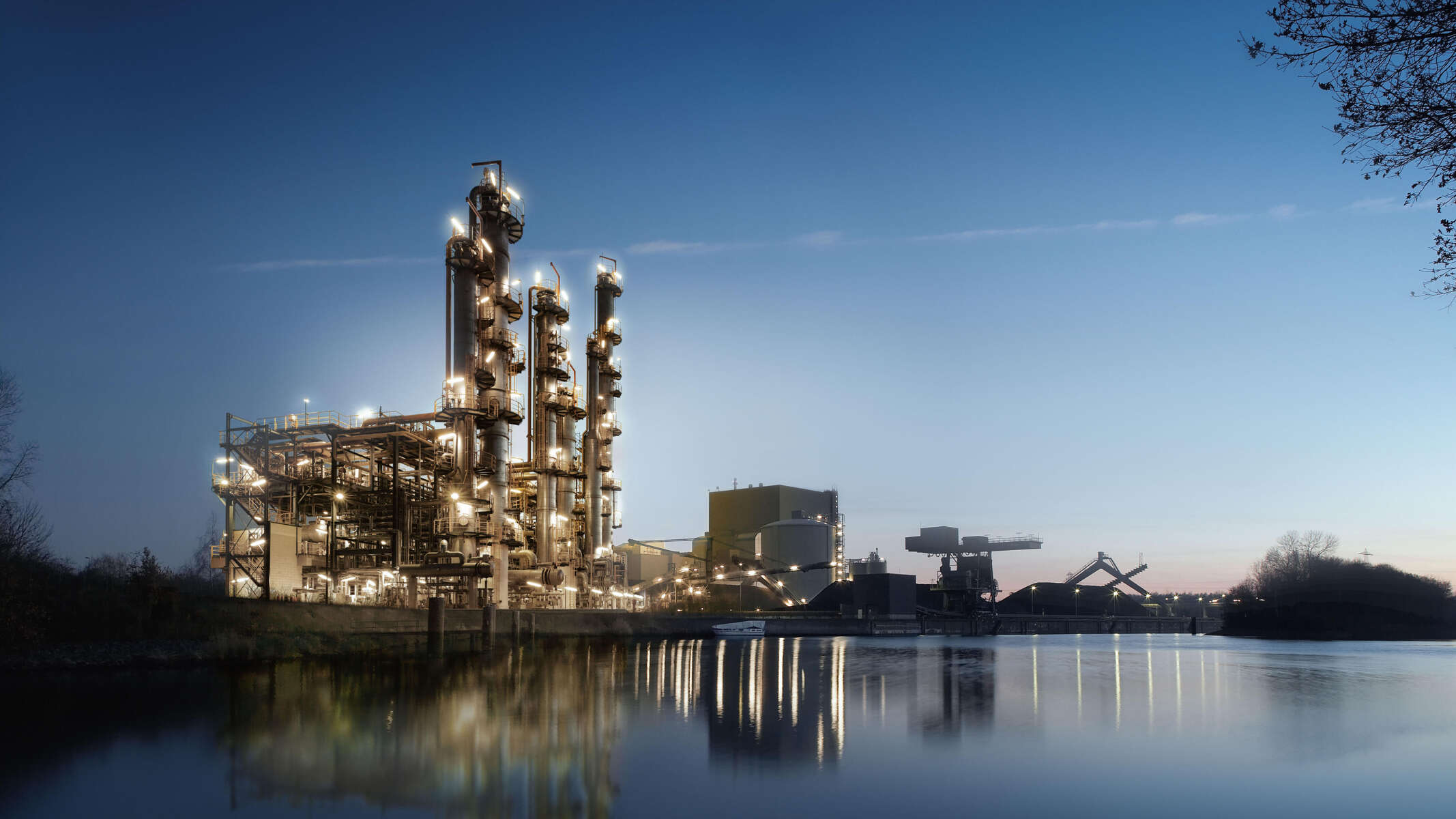 Usine chimique au crépuscule