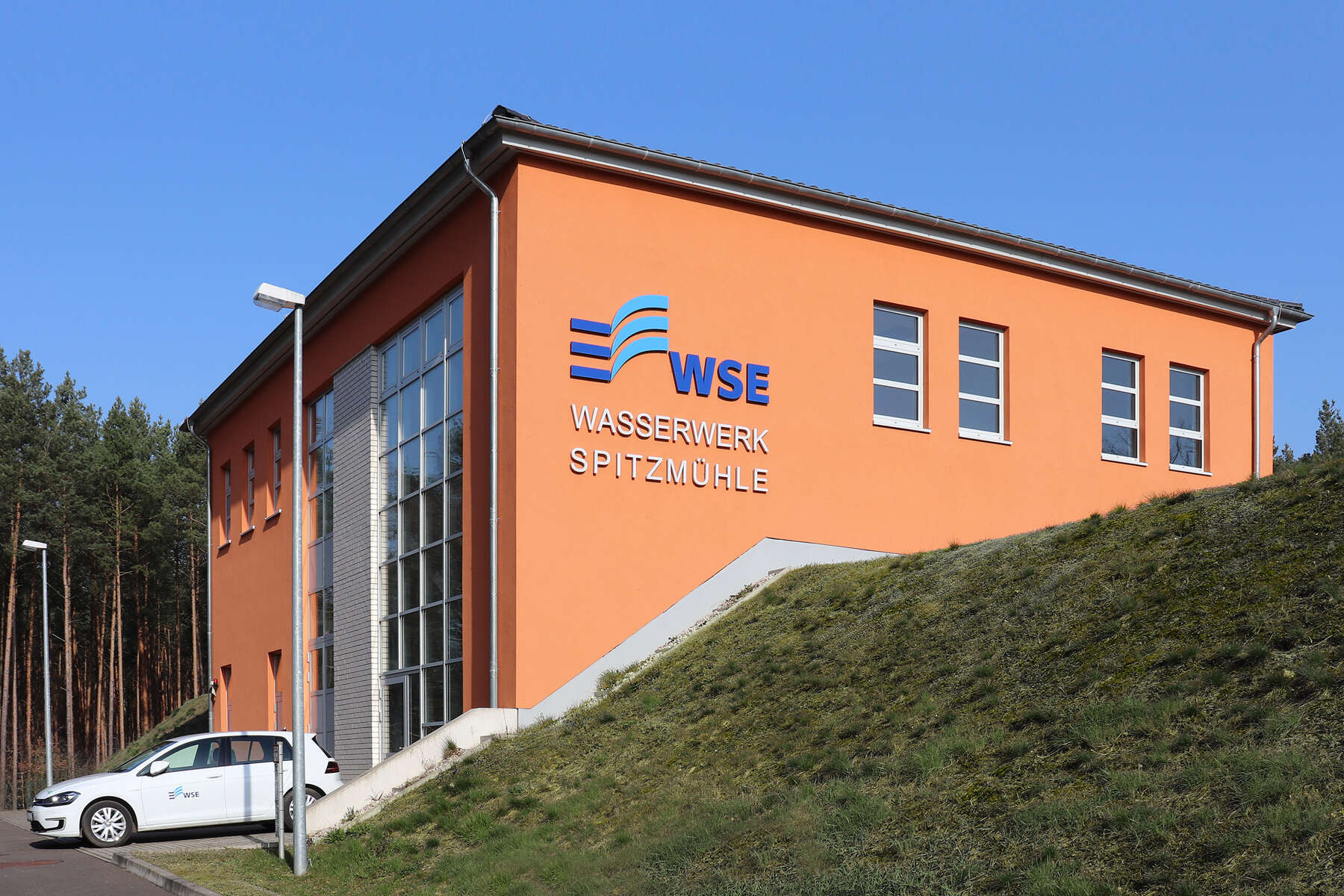 Das Gebäude des Wasserwerks Spitzmühle von außen