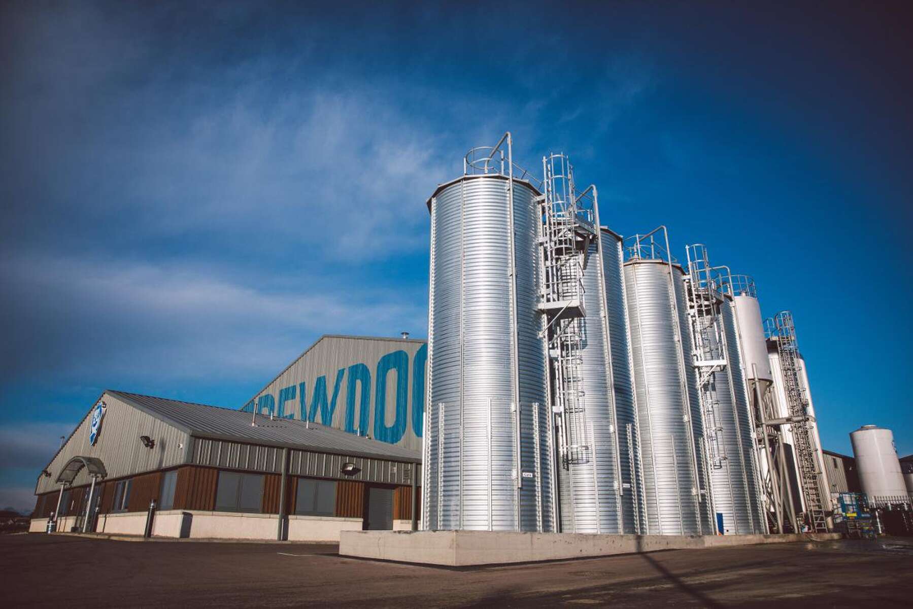 Die Brewdog Brauerei und Konzernzentrale vor blauem Himmel.