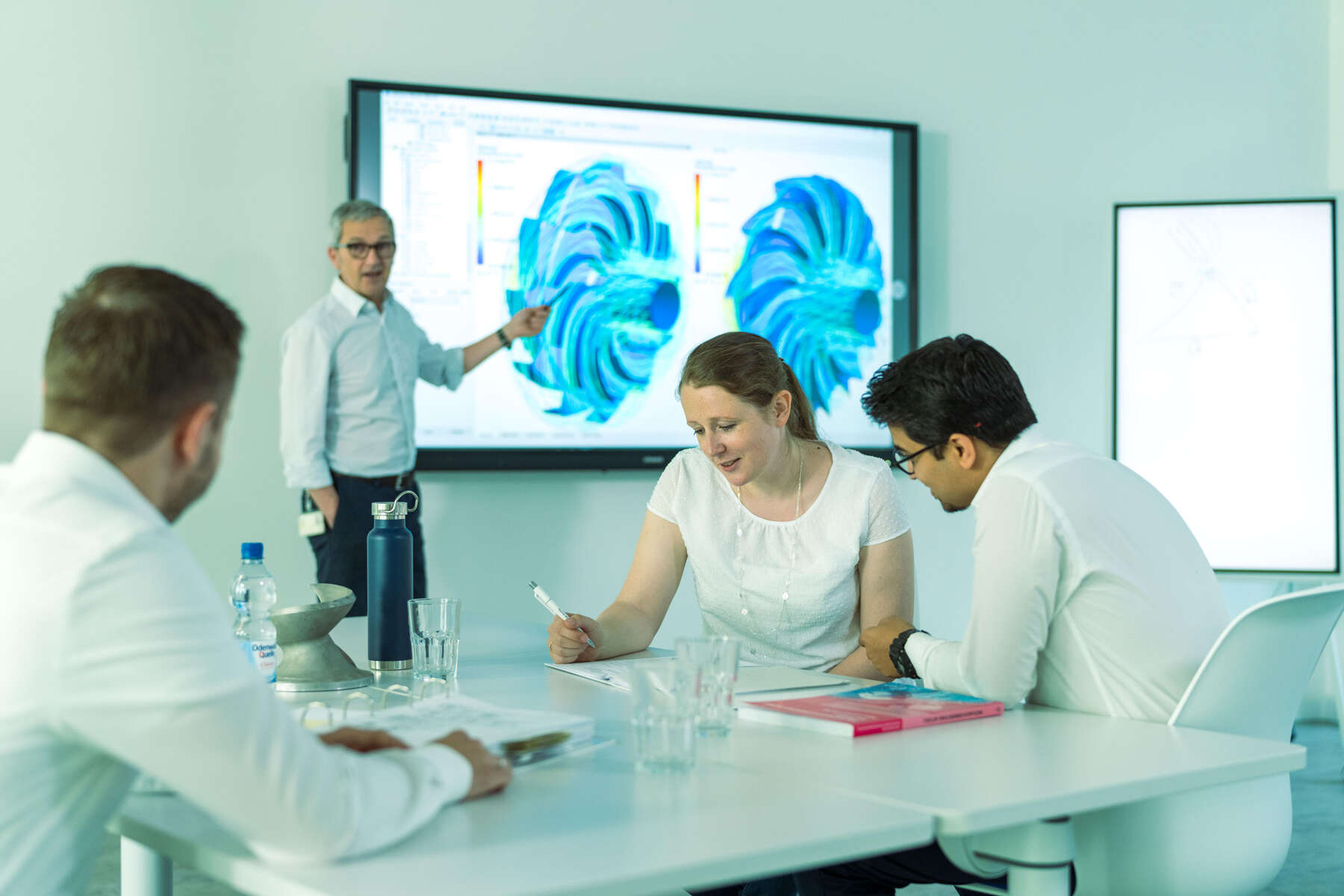 KSB Experten der Hydraulik und Strukturmechanik bei der Arbeit