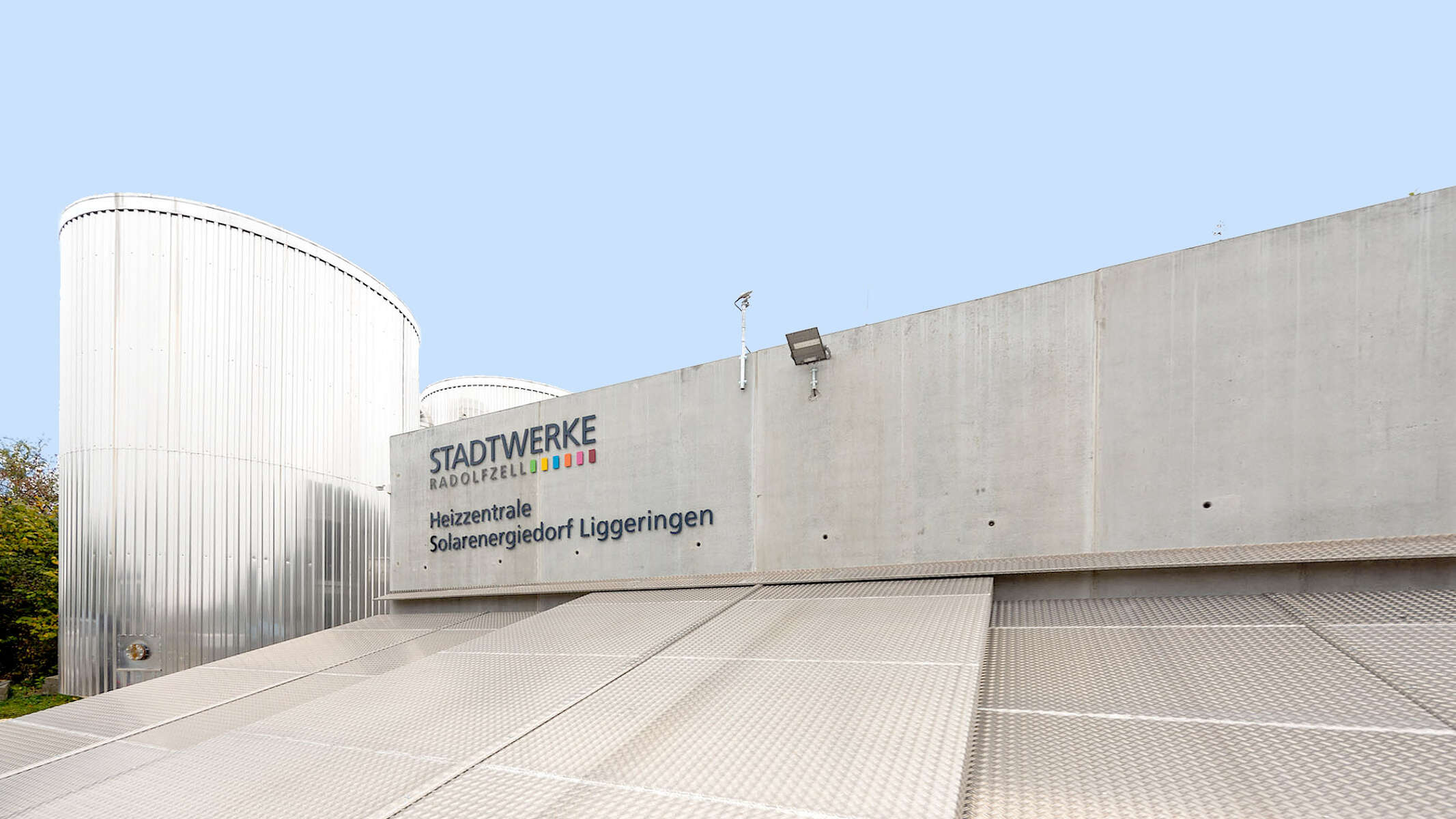 Gebäude der Heizzentrale des Solarenergiedorfs Liggeringen von außen