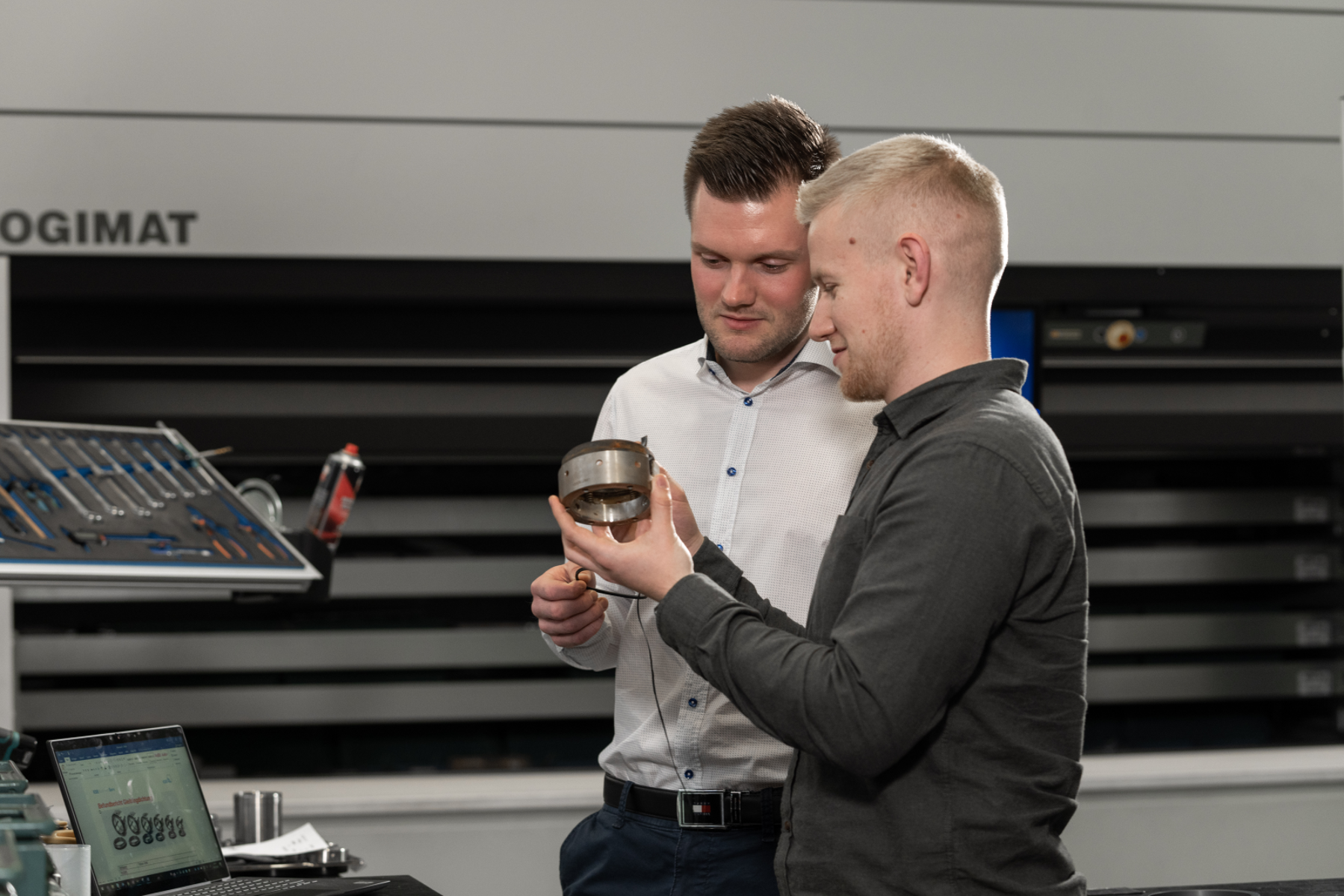 Qualitätskontrolle beginnt schon bei der Entwicklung: Zwei KSB-Ingenieure inspizieren sehr genau eine Gleitringdichtung.