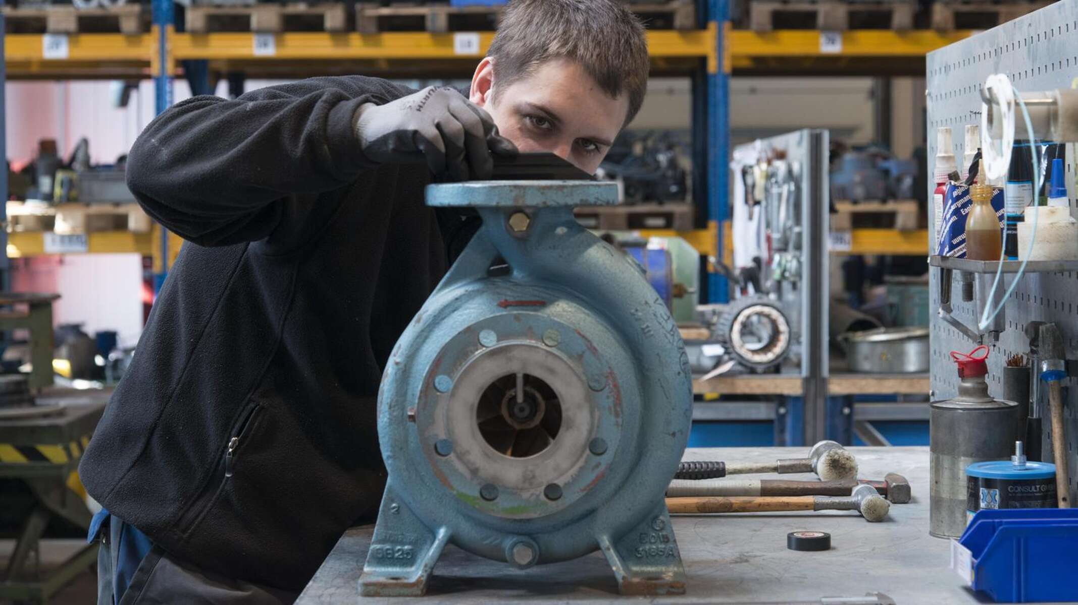 Verladen einer Kreiselpumpe in das Servicefahrzeug