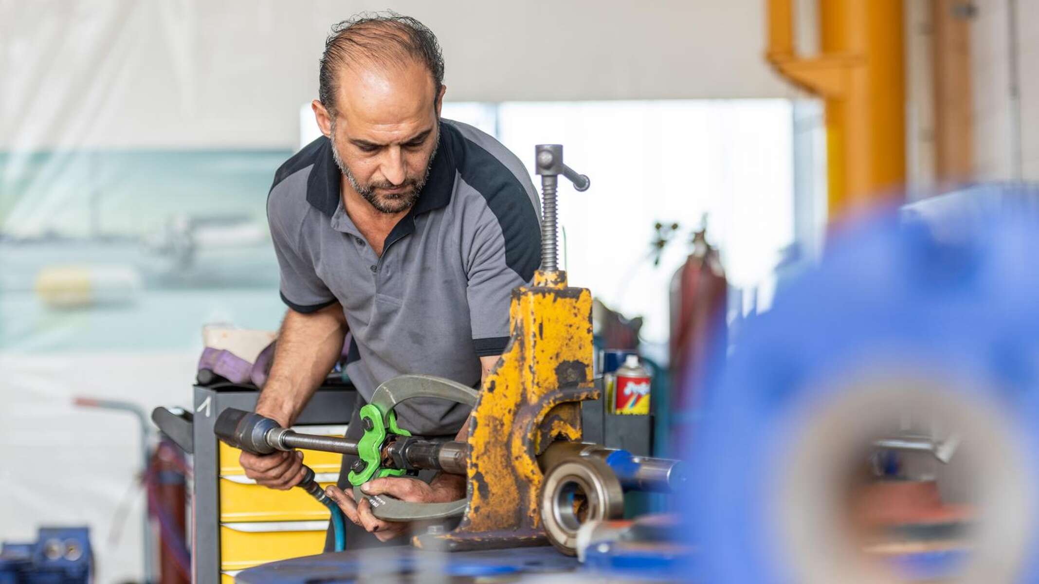 Verladen einer Kreiselpumpe in das Servicefahrzeug