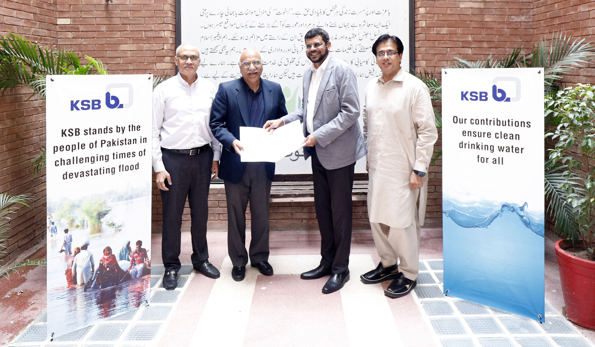 Imran Ghani (2. v. r.), Leiter der KSB Pumps Company Limited in Lahore, überreicht einen Teil der Geldspende
