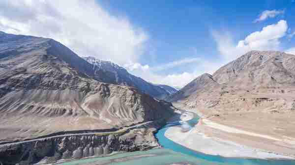 Der Indus ist der längste Fluss auf dem indischen Subkontinent und fließt ins Arabische Meer