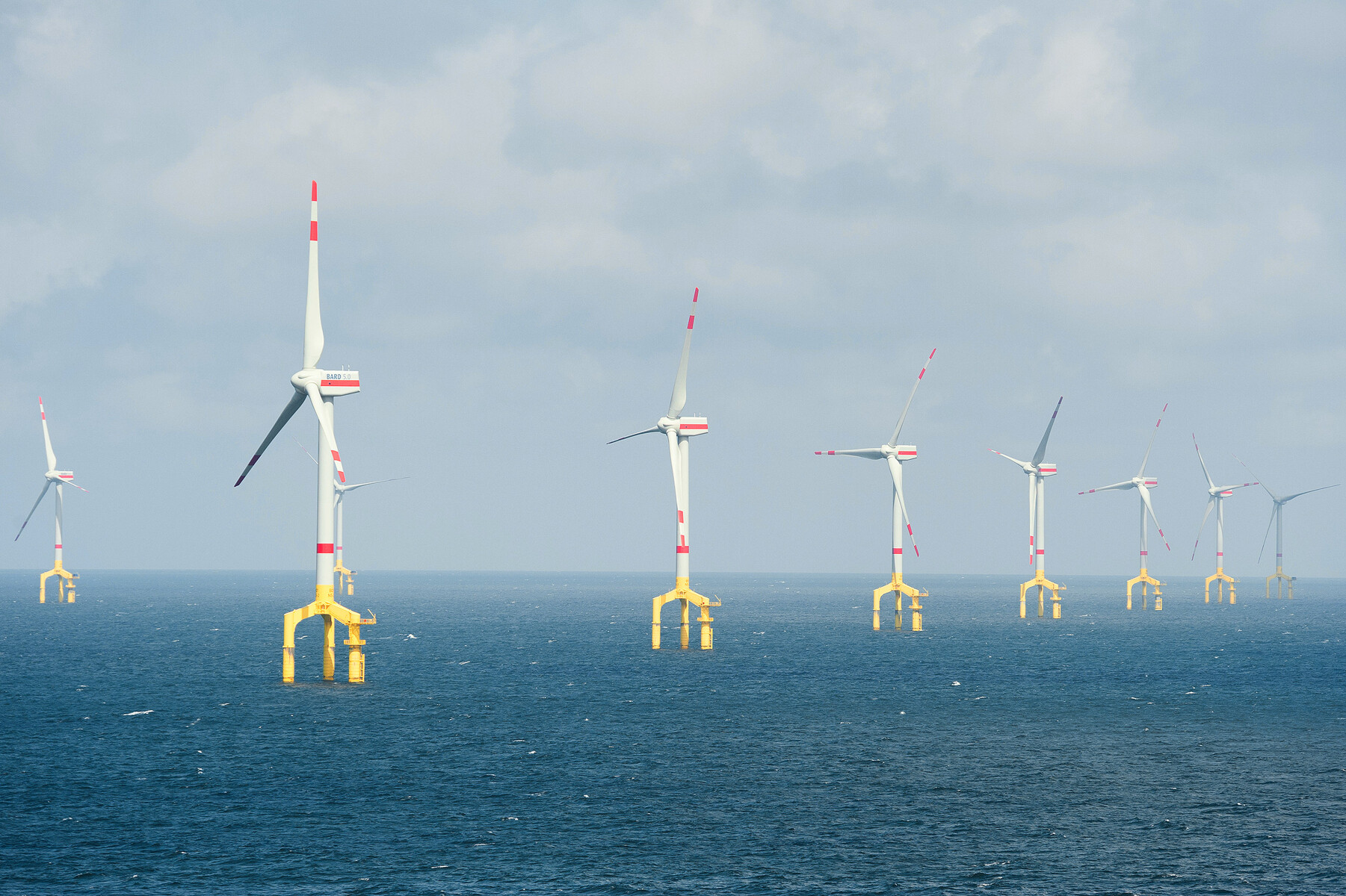 Verschillende windturbines van het offshore windmolenpark BARD-Offshore1 in de Noordzee