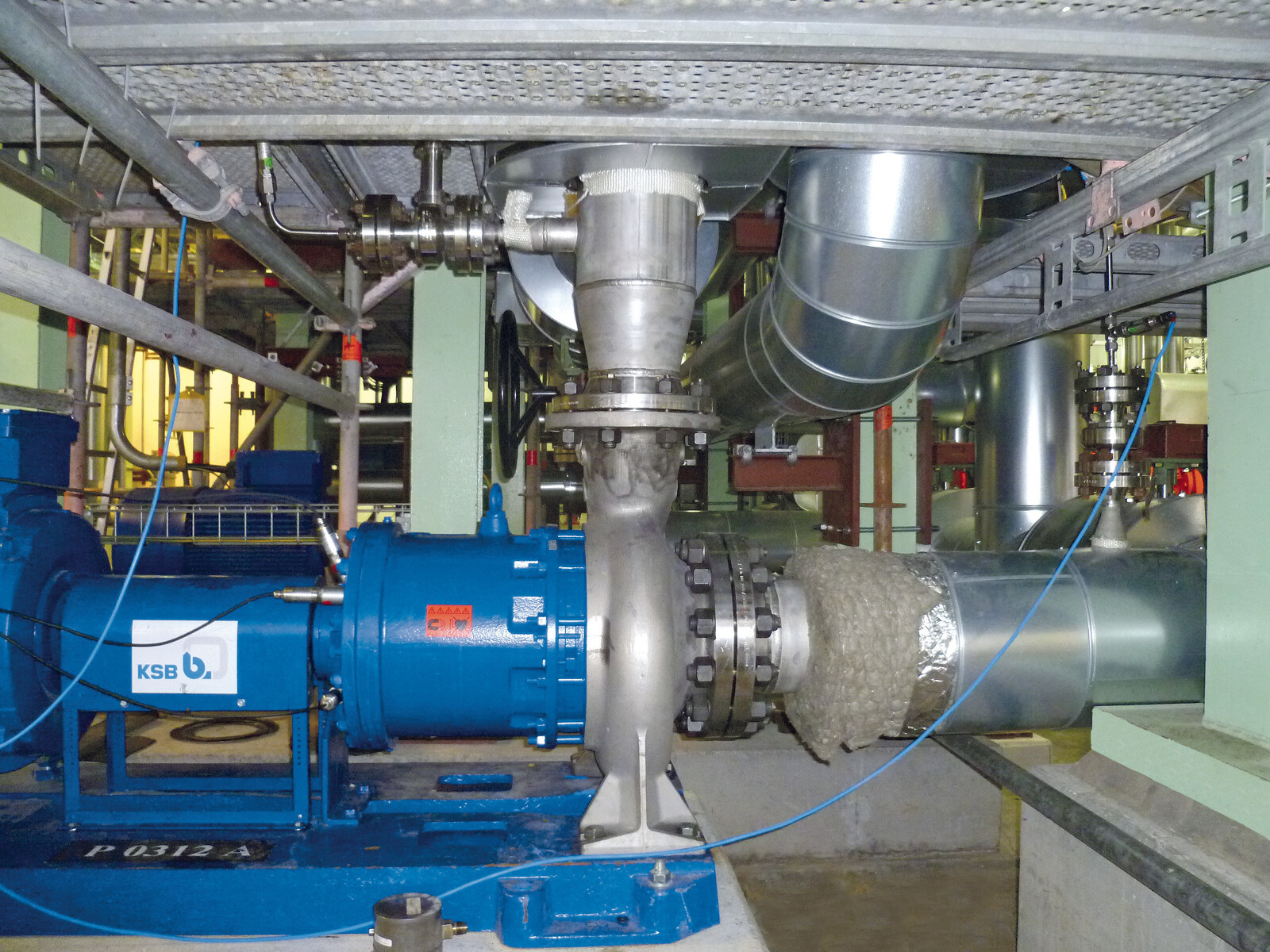 Foto van een magneetkoppelingspomp aan de secundaire zijde van een reactor