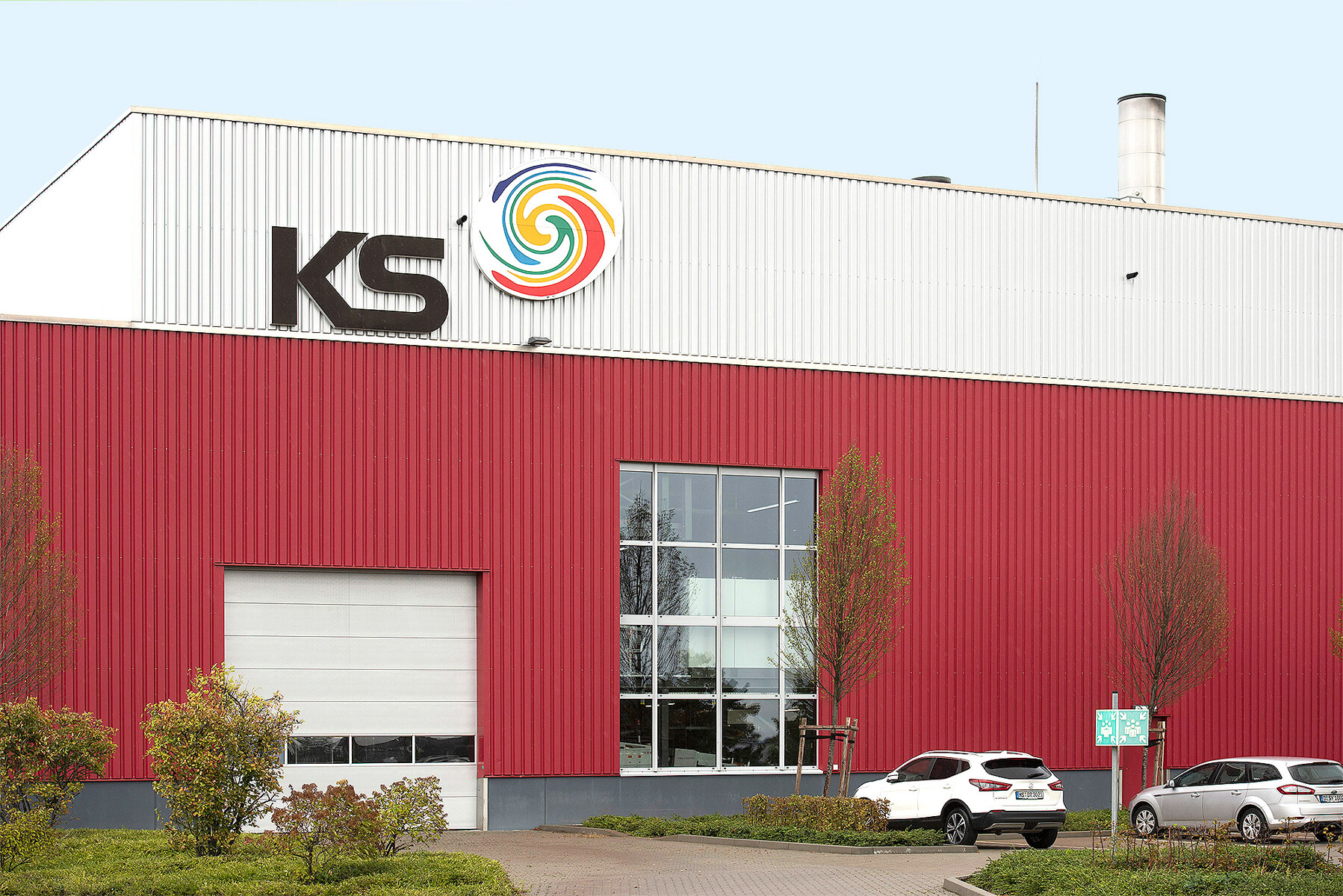 Bedrijfsgebouw van de rotatieoffsetdrukkerij WKS Kraft Schlötels, gezien van buitenaf