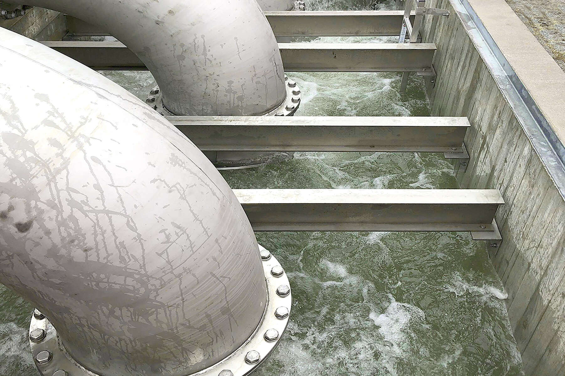 Blik op waterafvoerbassin, opspattend regenwater