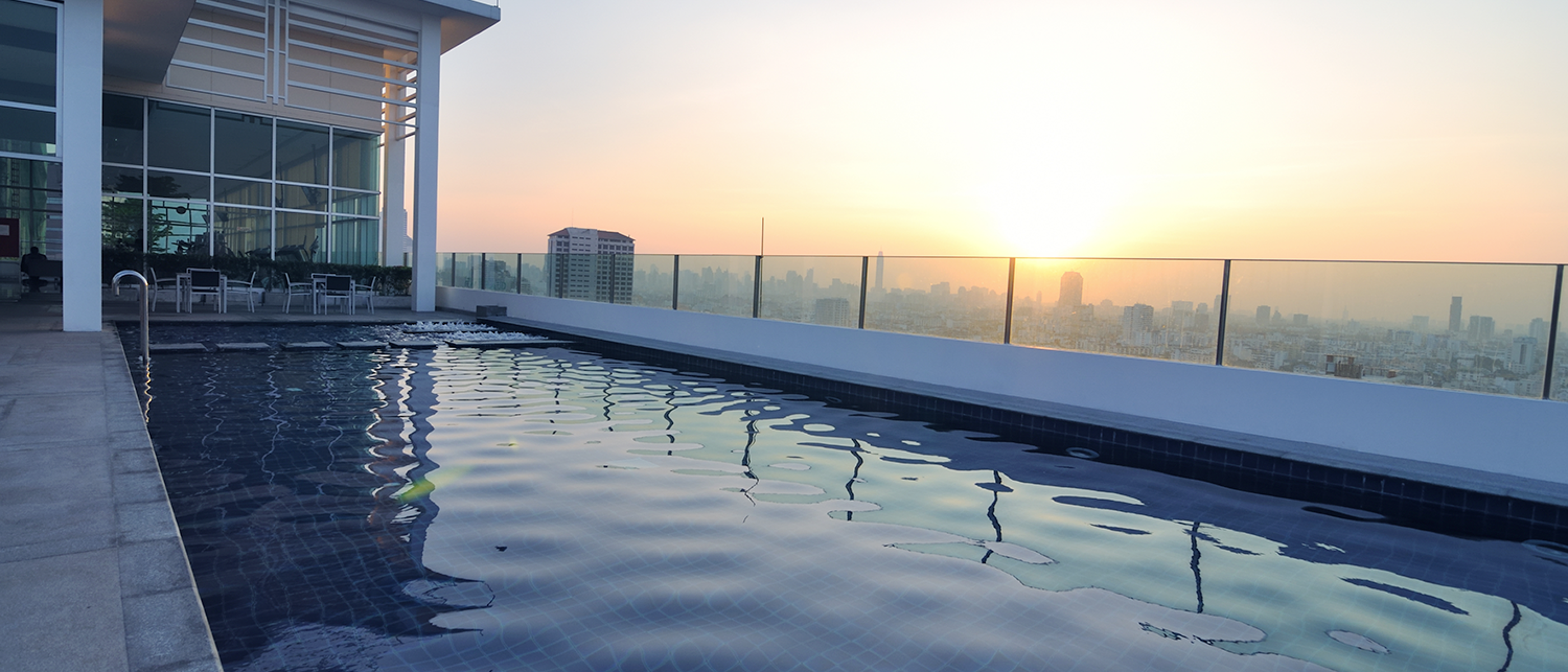 Drukverhogingsinstallaties voor hogere gebouwen: zwembad op een hoog gebouw