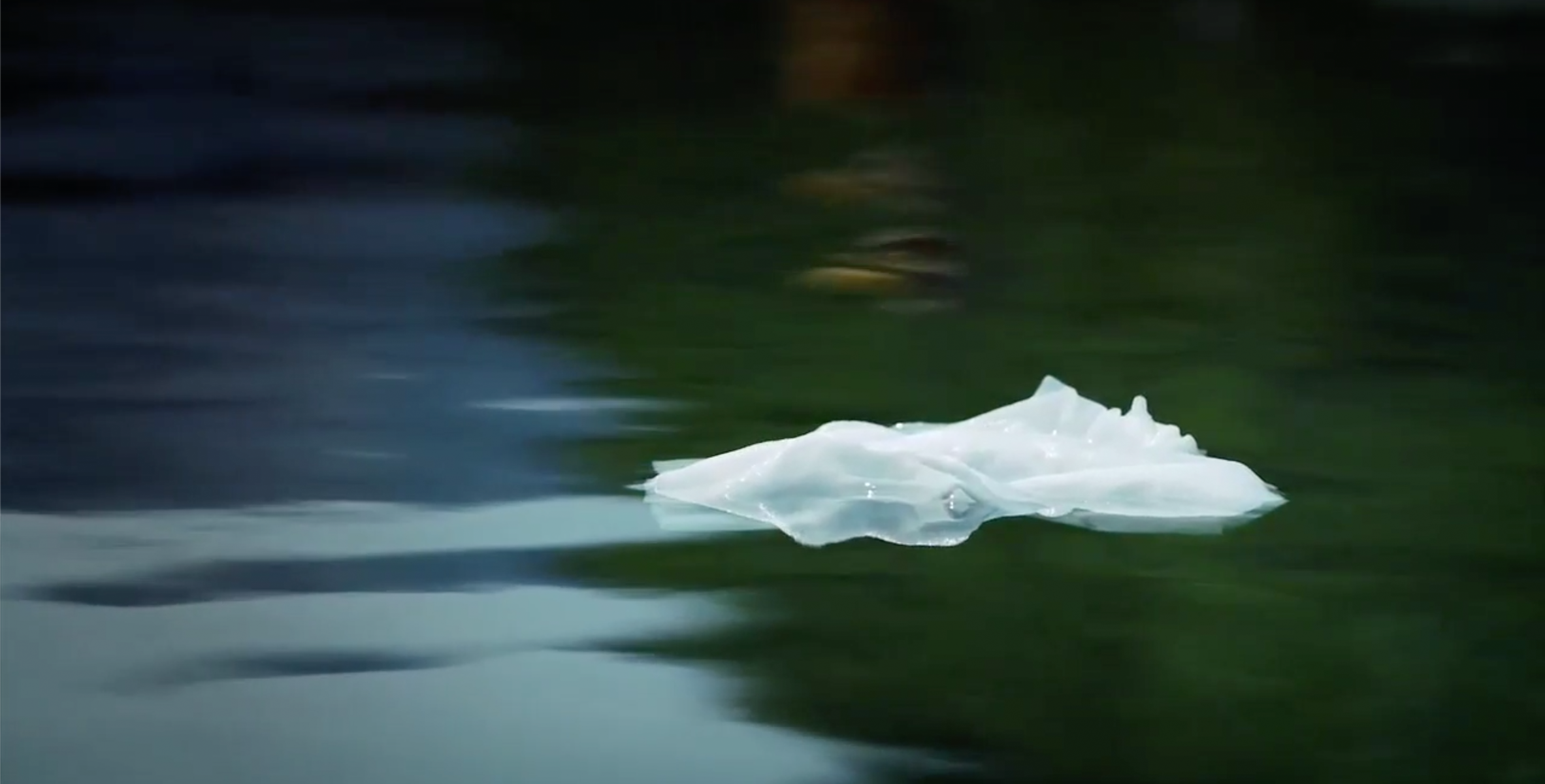 Afvalafzetting in het bassin van een rioolwaterzuiveringsinstallatie