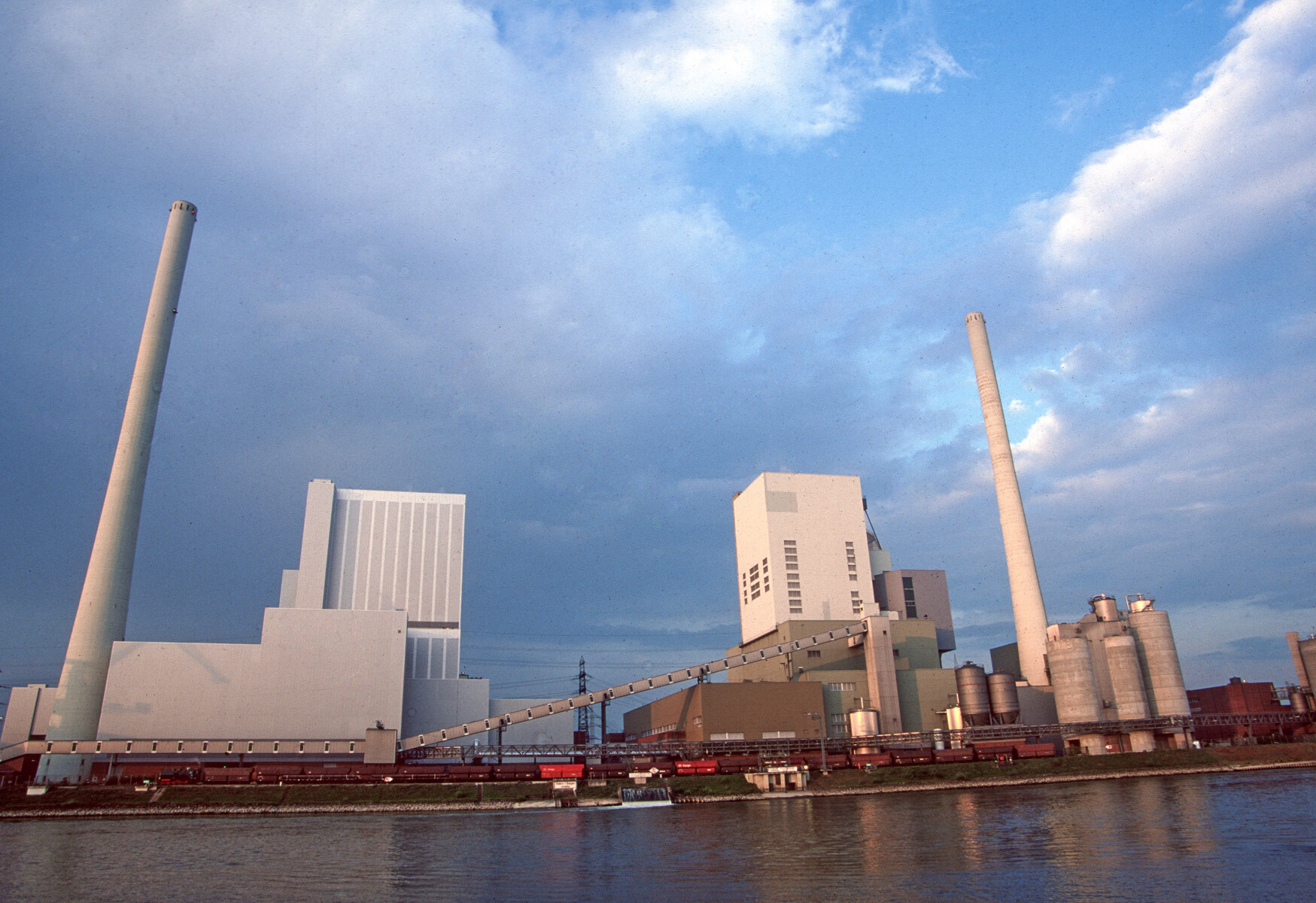 Uitzicht op de grote energiecentrale in Mannheim