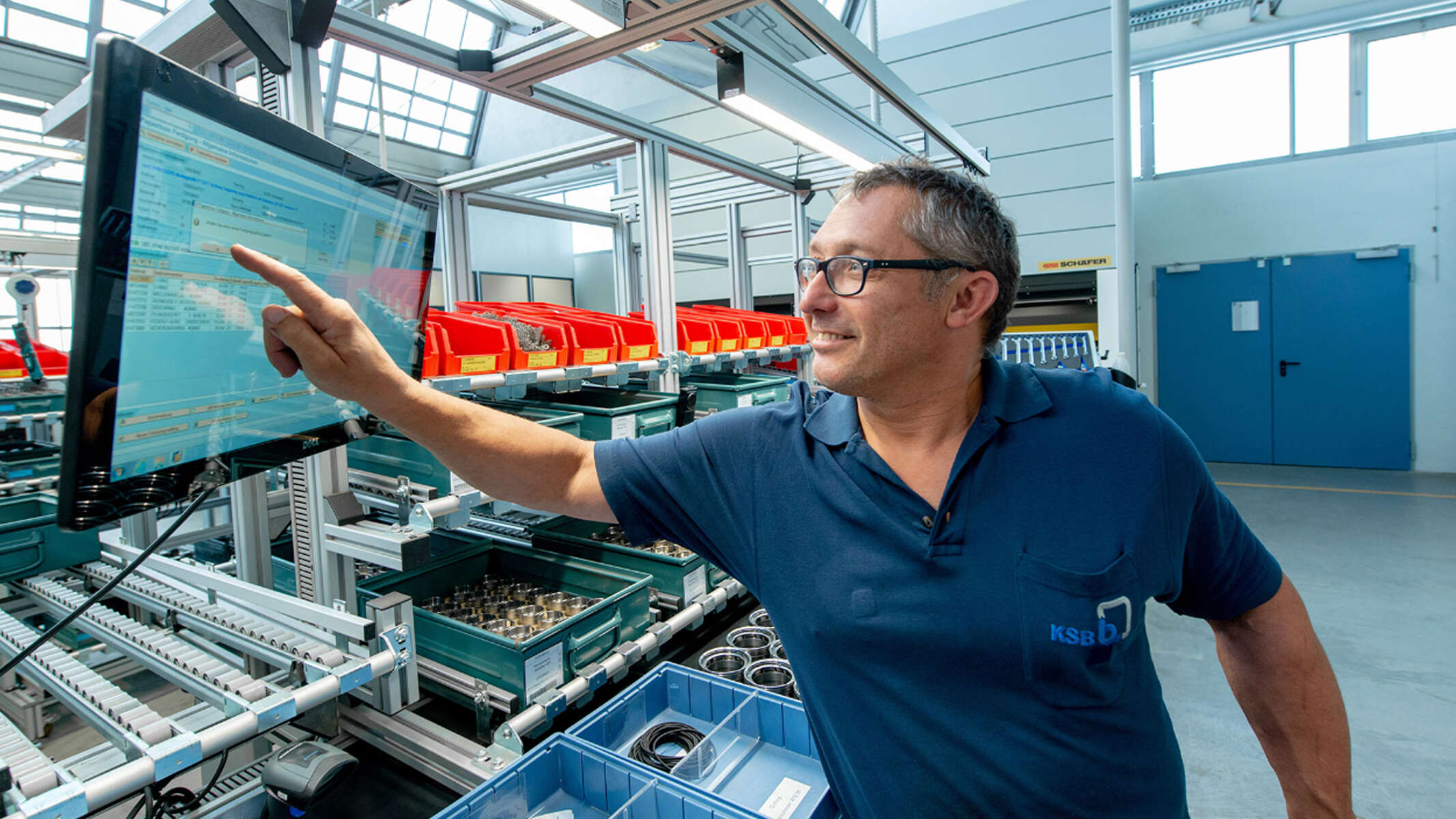 KSB, digitale transparantie: Technicus controleert productie op groot display
