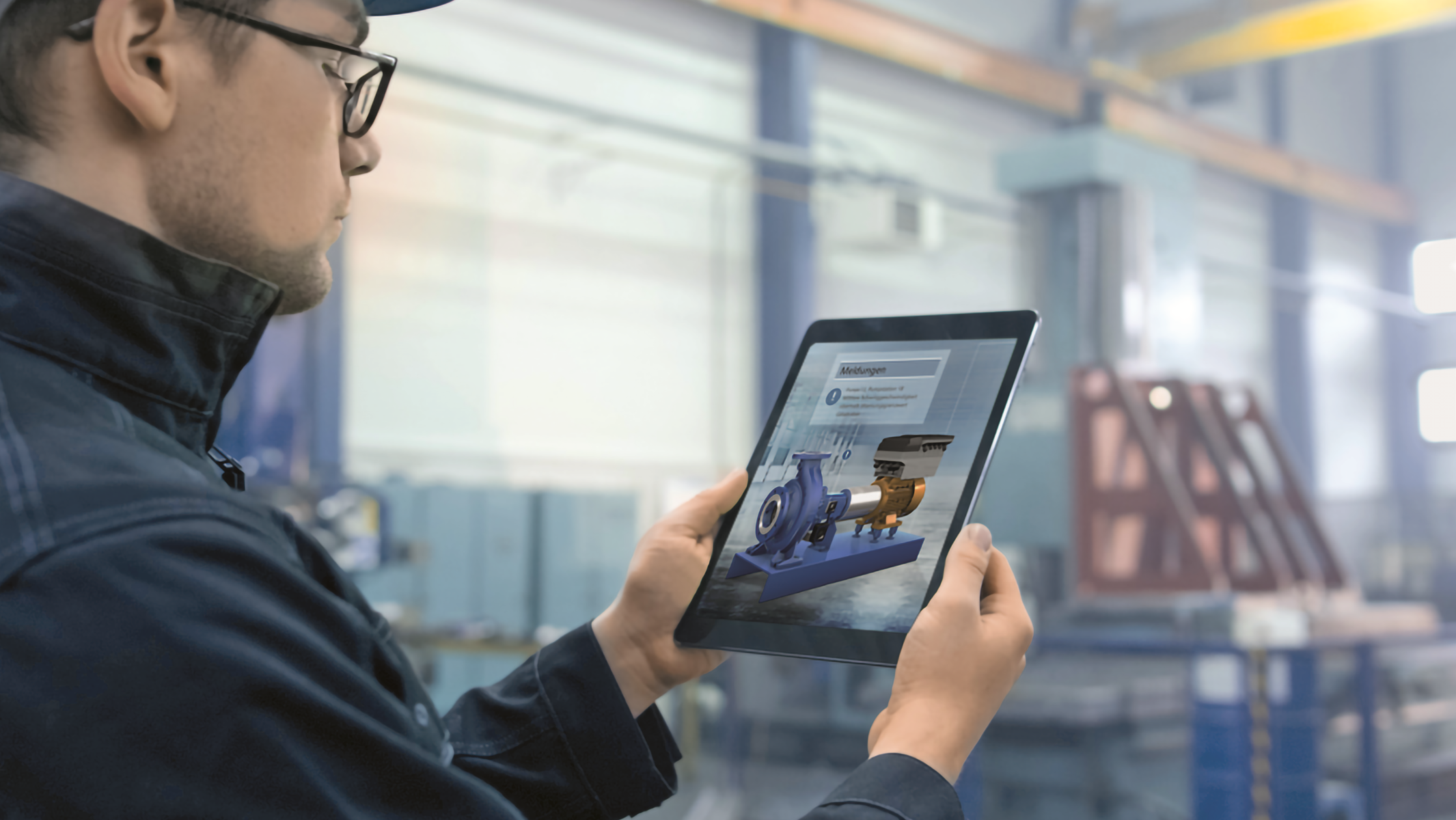 VDI 2770- und IEC 61406-konforme Bereitstellung von Herstellerinformationen: Techniker mit Tablet in der Hand