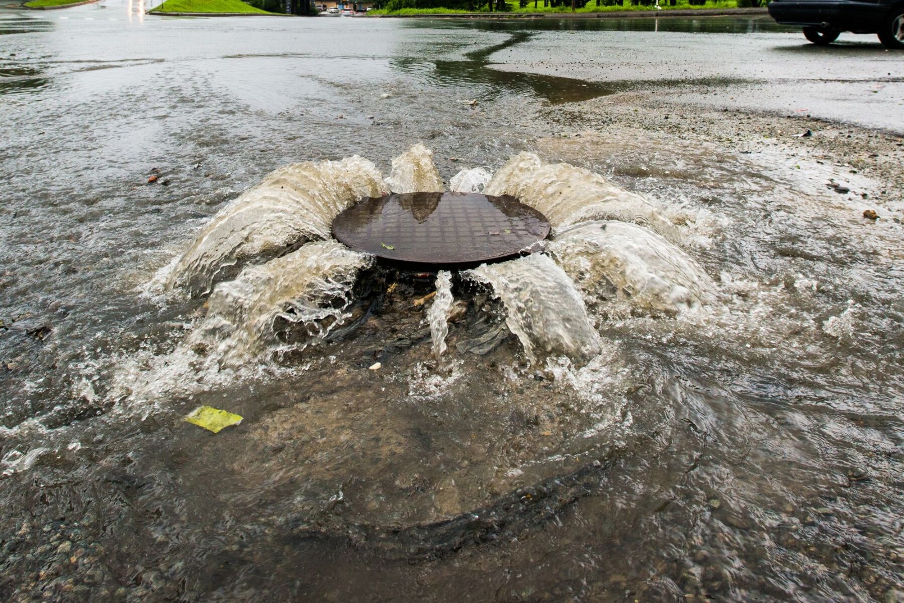 Flooded roads during heavy rainfall: This can lead to problems with the drainage of buildings.