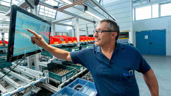 KSB, digital transparency: An engineer monitors production on a large screen
