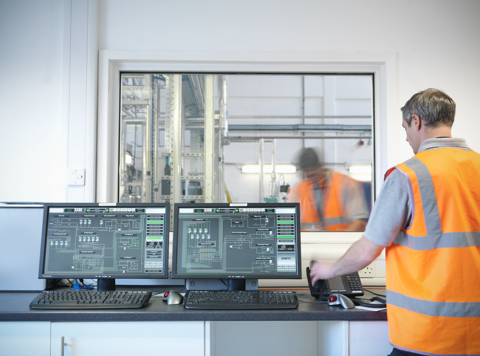 Digitalisation in production: Monitoring control centre in a factory