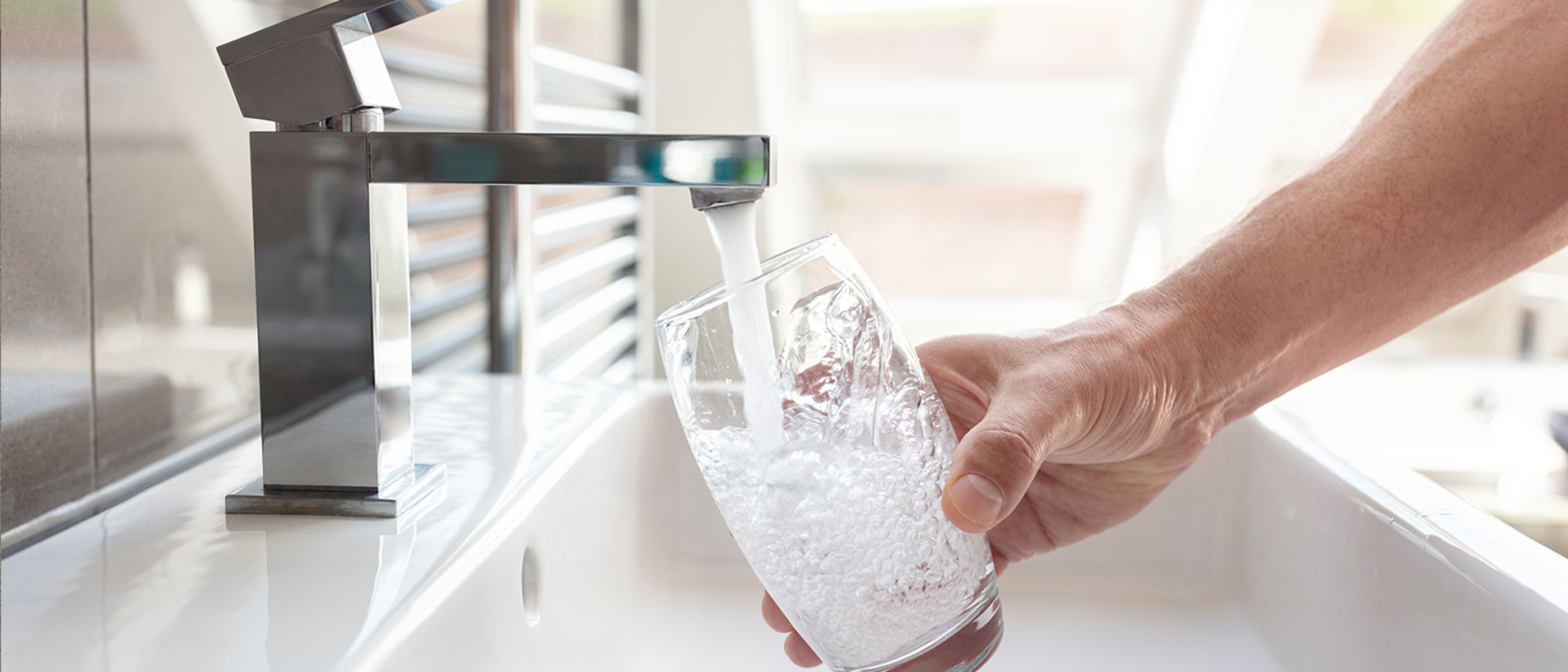 Druckerhöhungsanlagen im Hochhaus: Wasser kommt mit ausreichend hohem Druck aus dem Wasserhahn