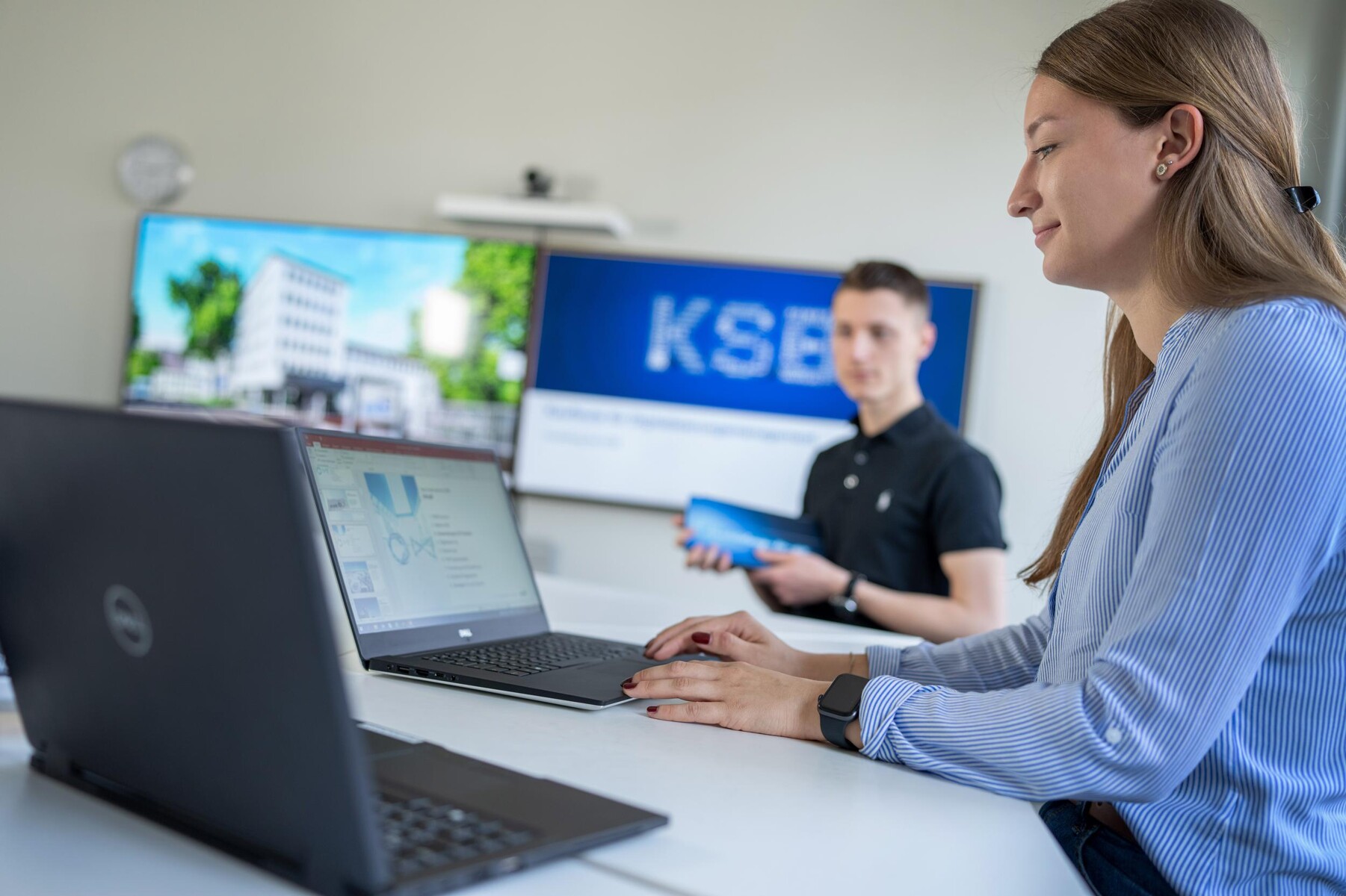 Eine angehende Kauffrau für Digitalisierungsmanagement arbeitet bei KSB an einem Laptop. 