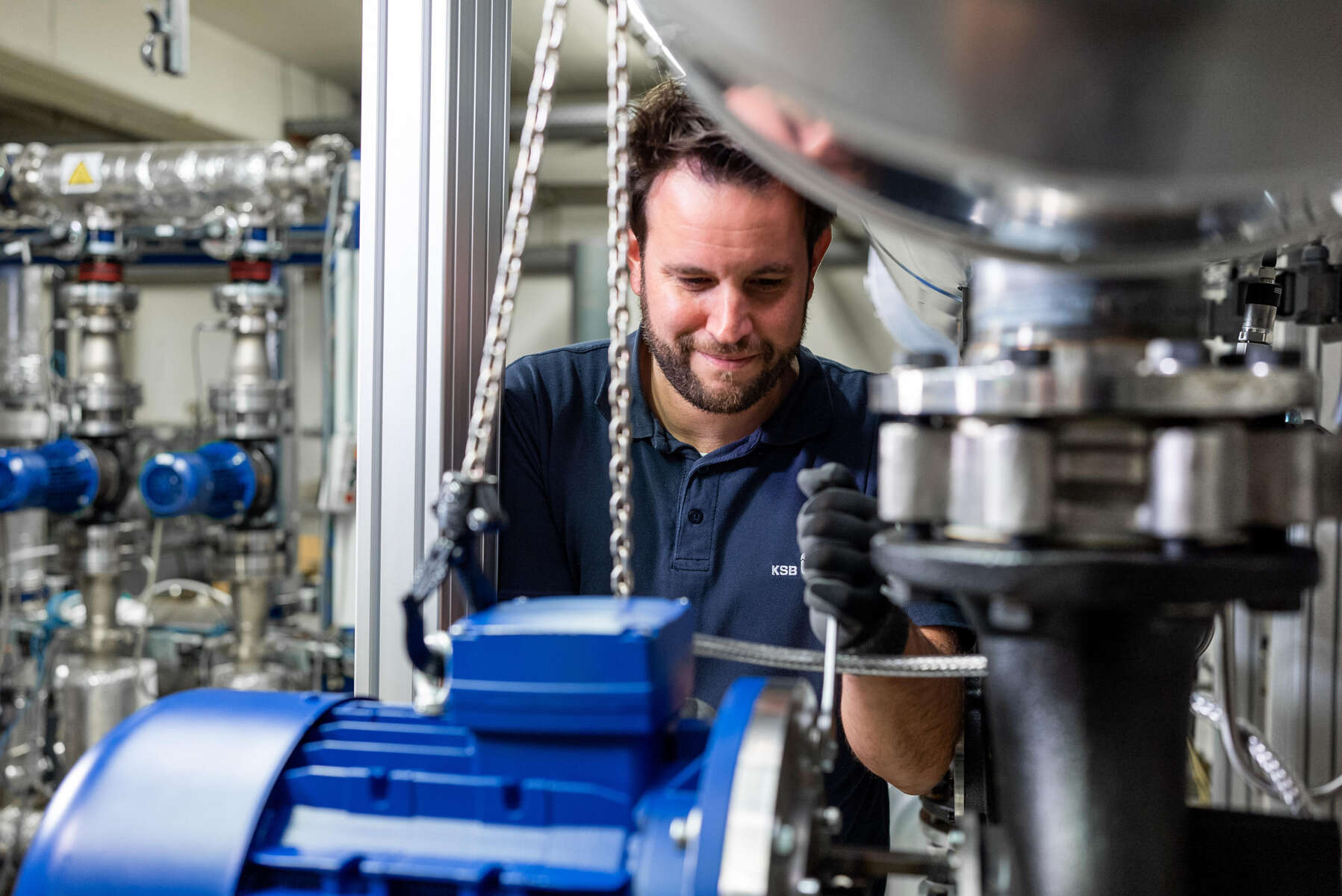 Verladen einer Kreiselpumpe in das Servicefahrzeug