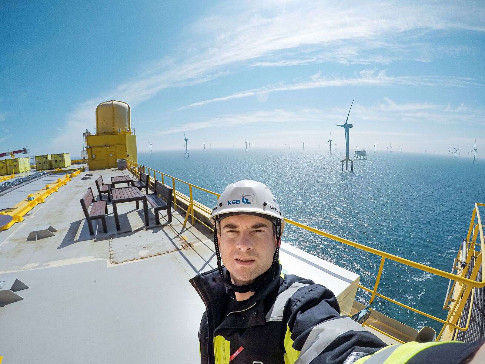 KSB-Experte Bernhard Salamon von SupremeServ auf einer Offshore-Plattform