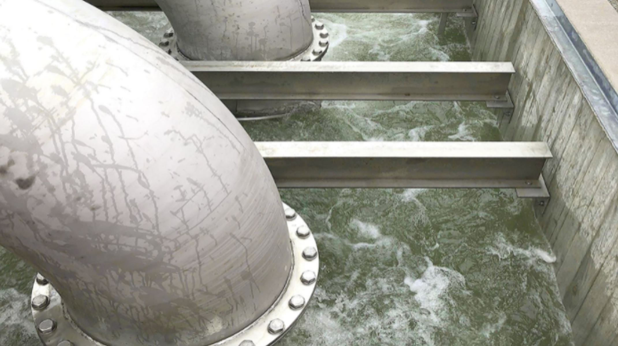 Waterbassin van boven met pompleiding