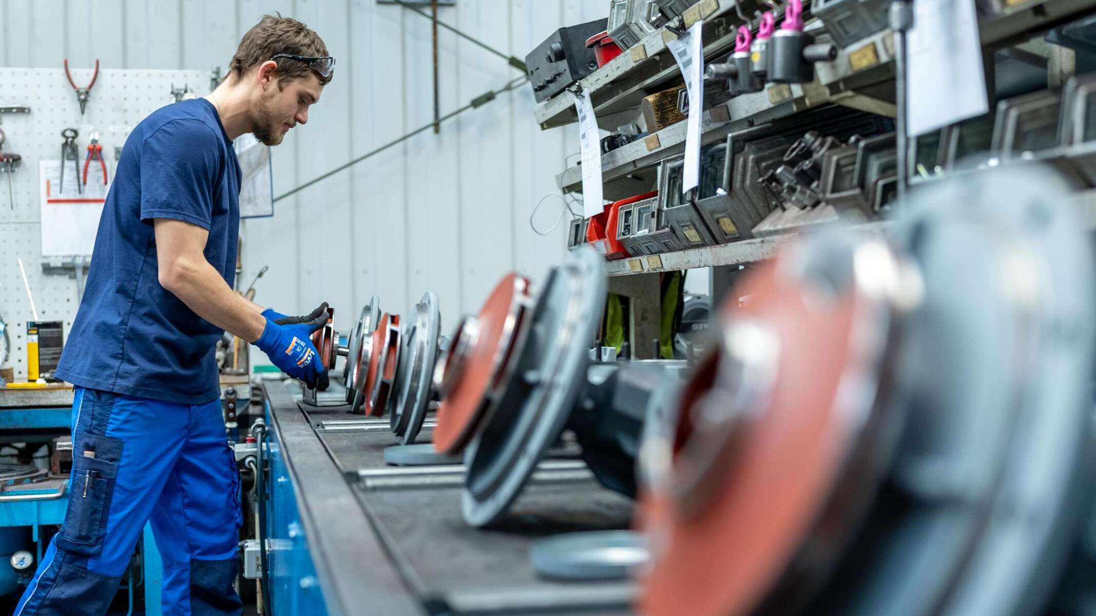 KSB-monteur bij de montage van een ETA-pomp