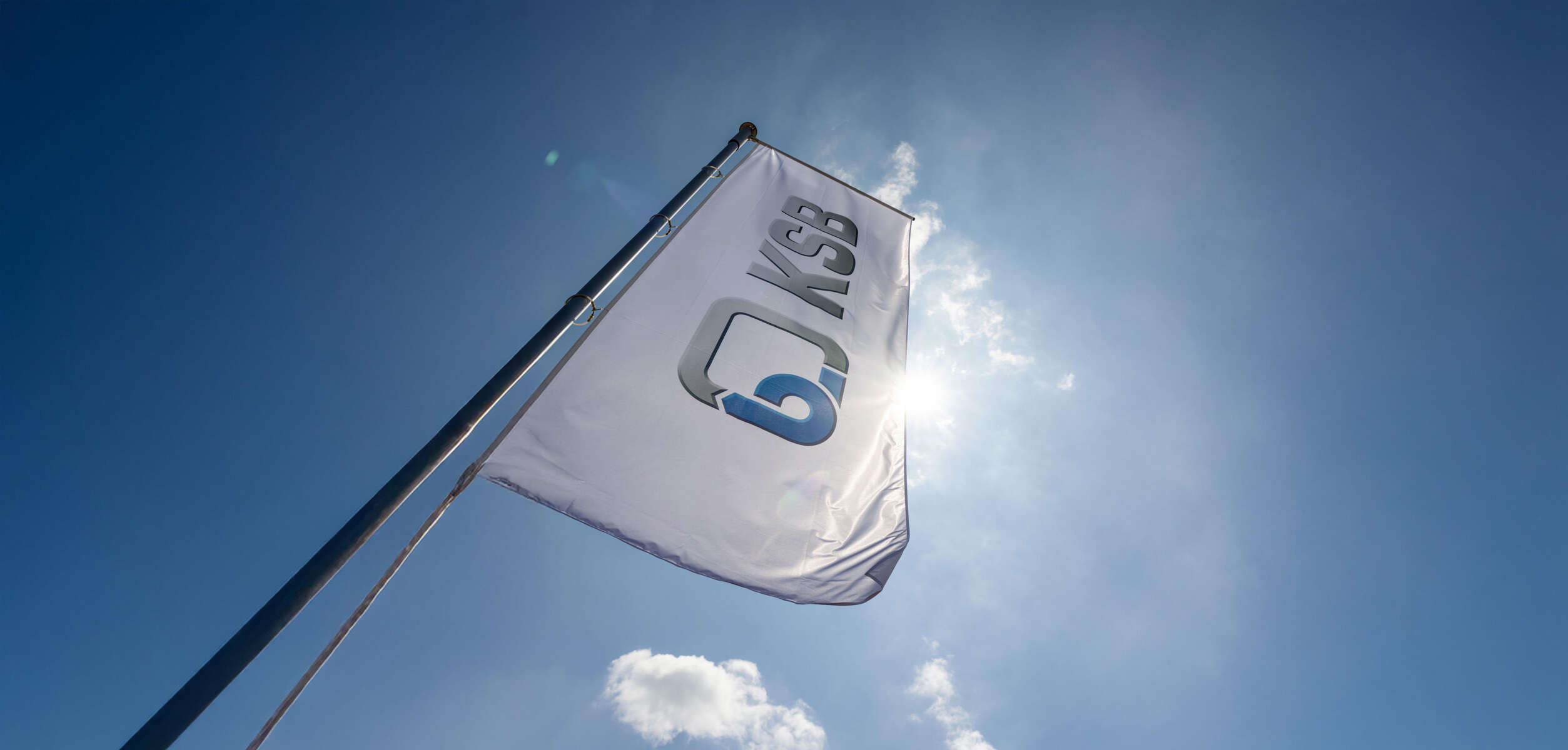 KSB-flaggor mot blå himmel