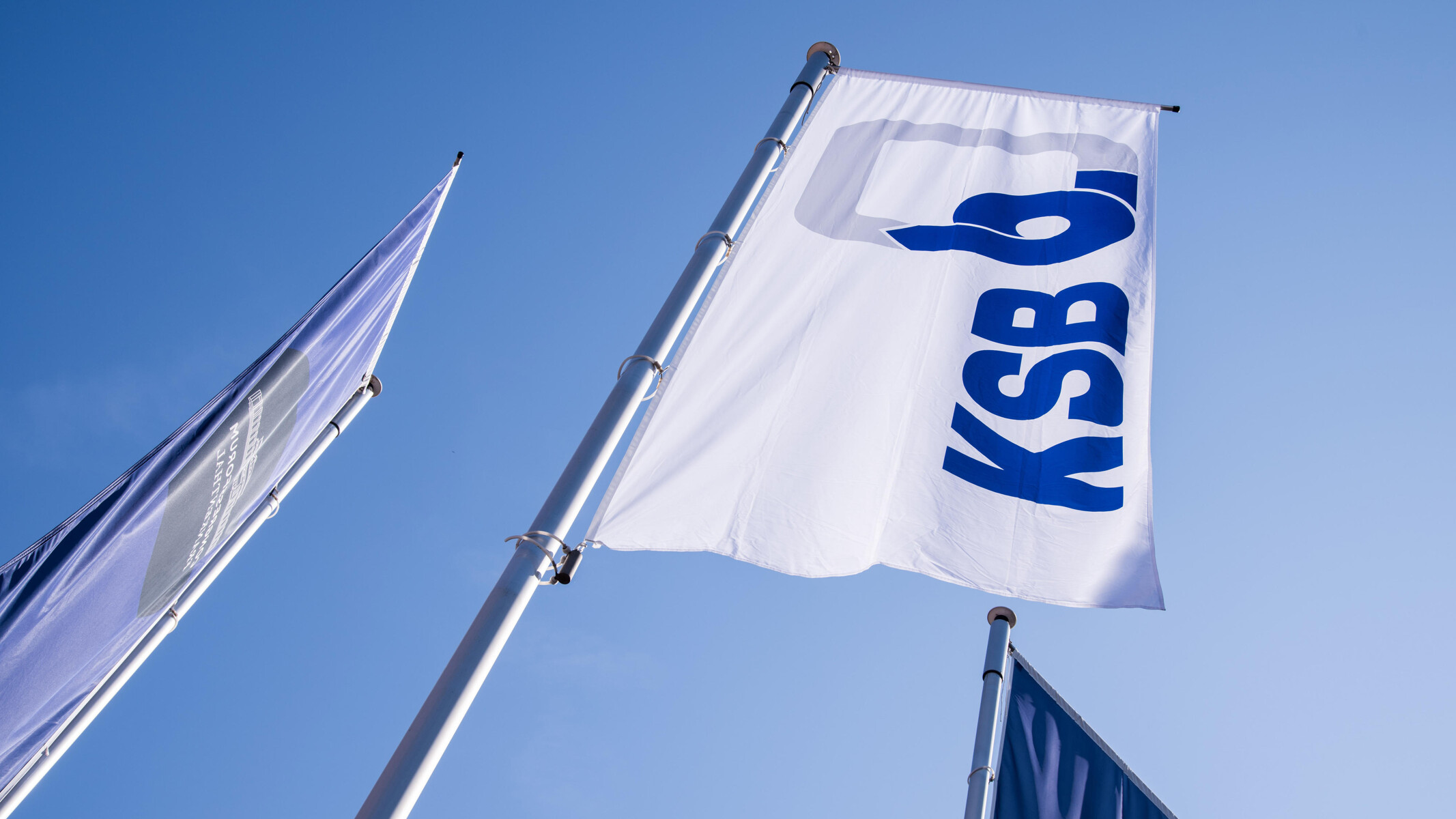 KSB-flaggor mot blå himmel