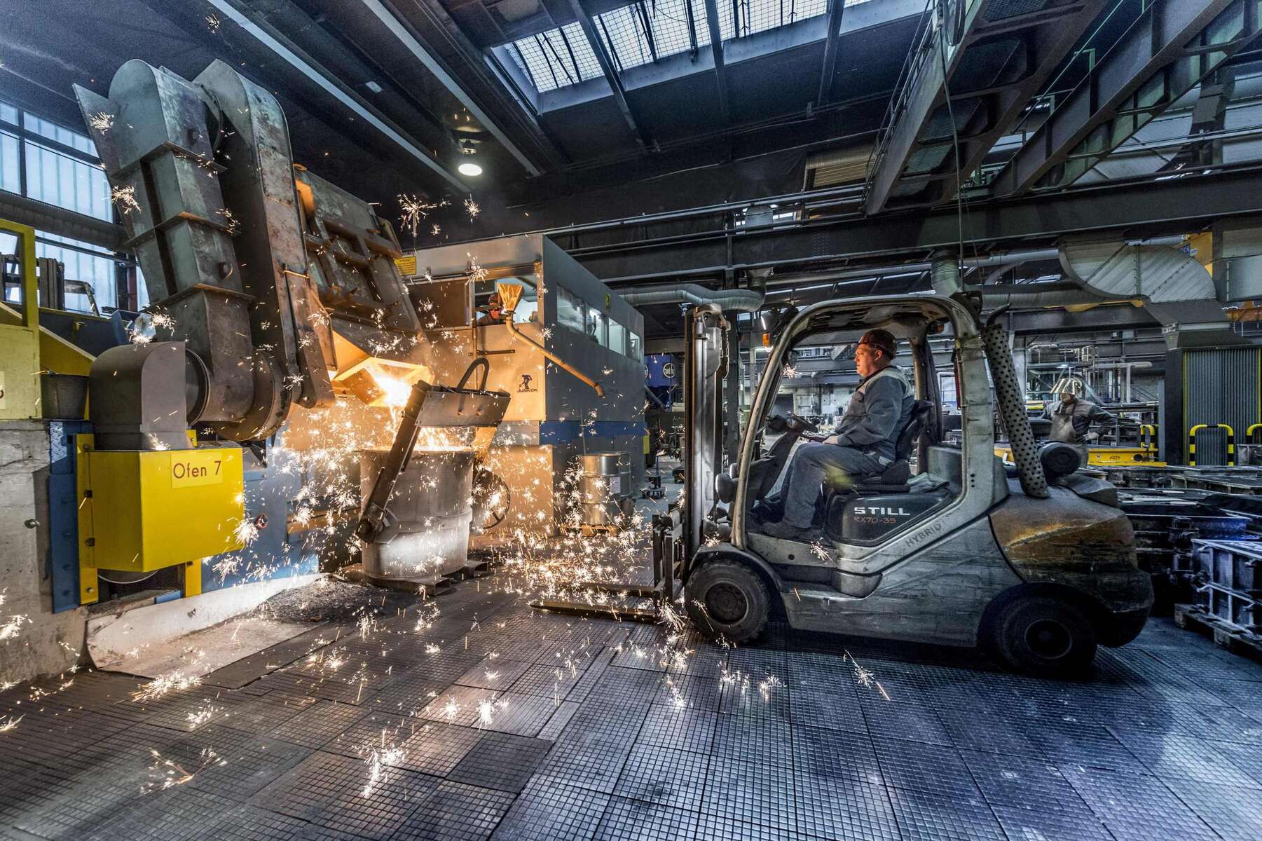 KSB-Mitarbeiter beim Abstich in der Gießerei Pegnitz