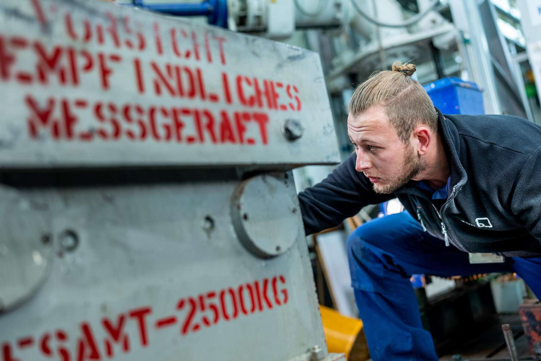 Ein KSB-Mitarbeiter am Automationsprüfstand in Frankenthal
