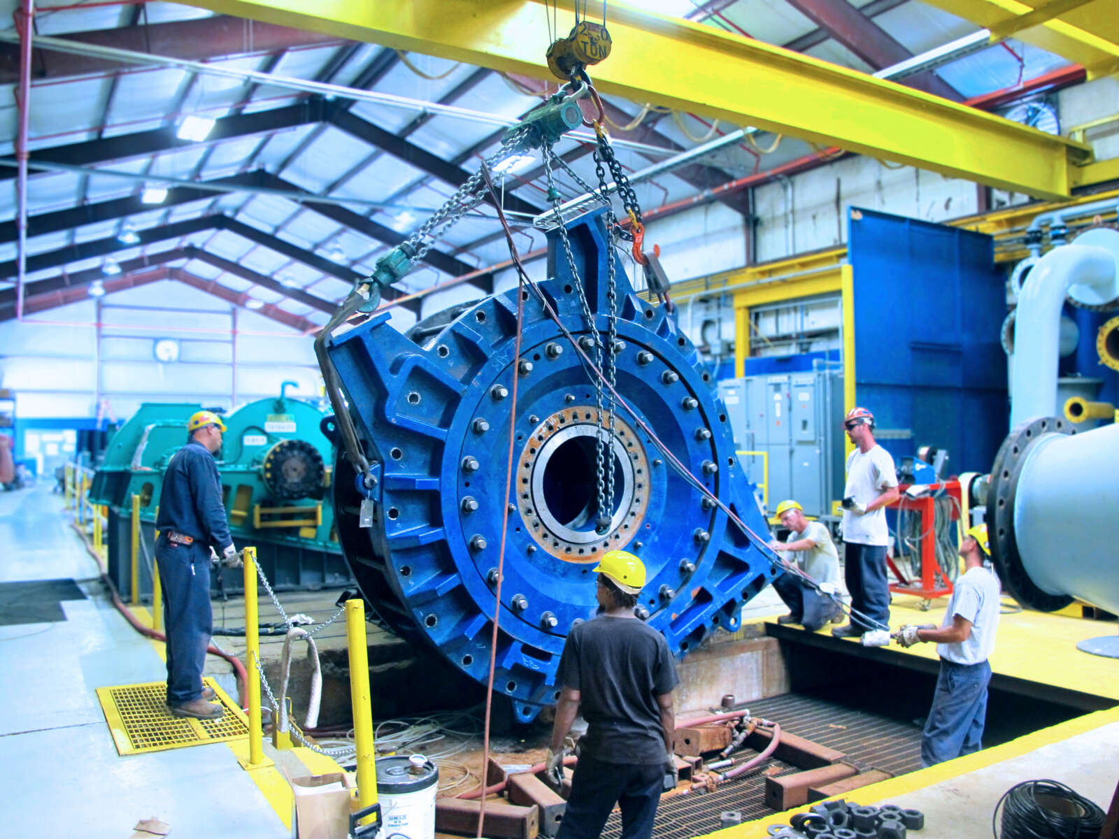 Eine Feststoffpumpe von GIW wird für den Prüfstand vorbereitet. Das Hydrauliklabor in Grovetown ist weltweit einzigartig in seiner Kombination von Pumpenleistungsprüfungen und Schlammuntersuchungen. Eine Feststoffpumpe von GIW wird für den Prüfstand vorbereitet.